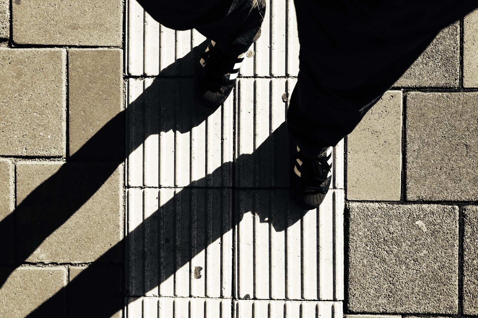 Sony DT 18-55mm F3.5-5.6 SAM II sample photo. Alone, cobblestones, colors, design photography