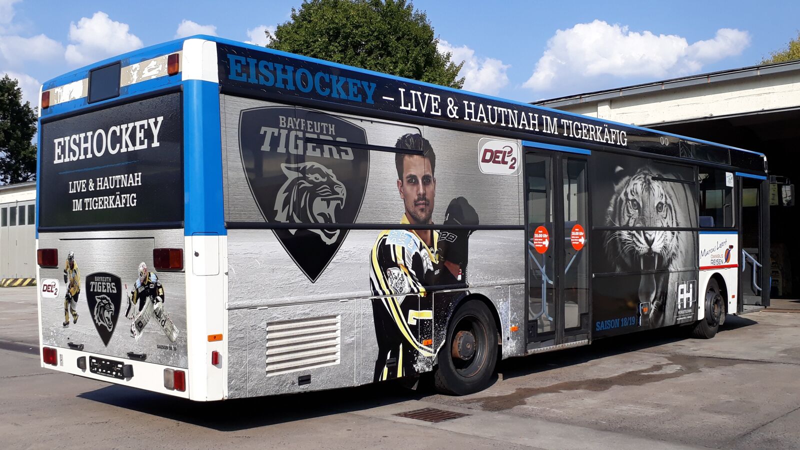 Samsung Galaxy A3(2017) sample photo. Bus, öpnv, bayreuth photography