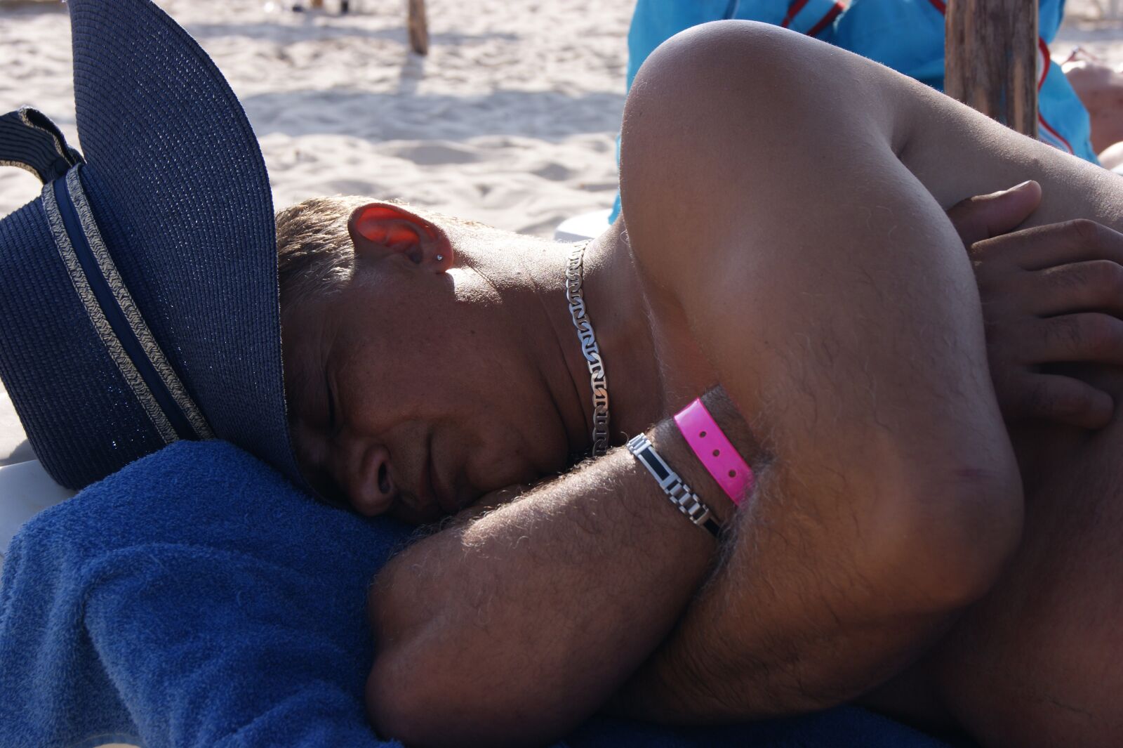Sony Alpha DSLR-A290 sample photo. Man, sleep, beach photography