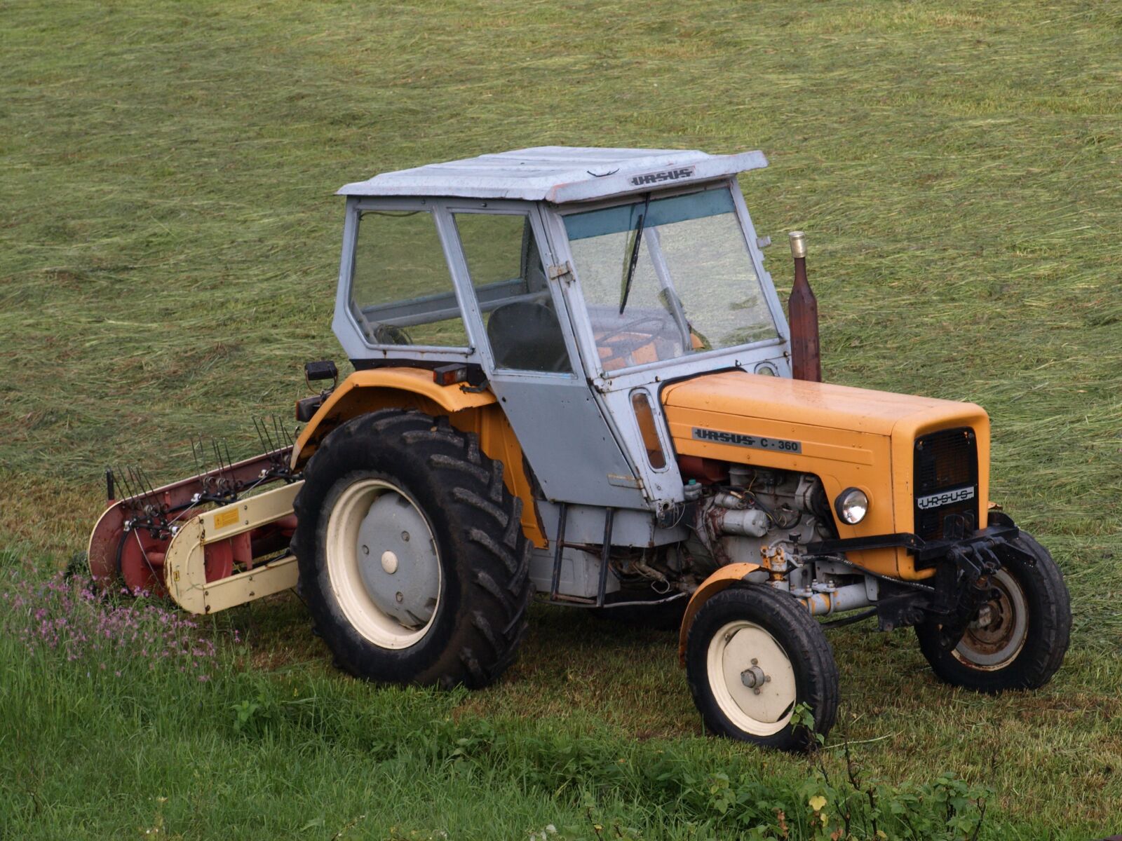 Olympus E-510 (EVOLT E-510) sample photo. Tractor, village, working on photography
