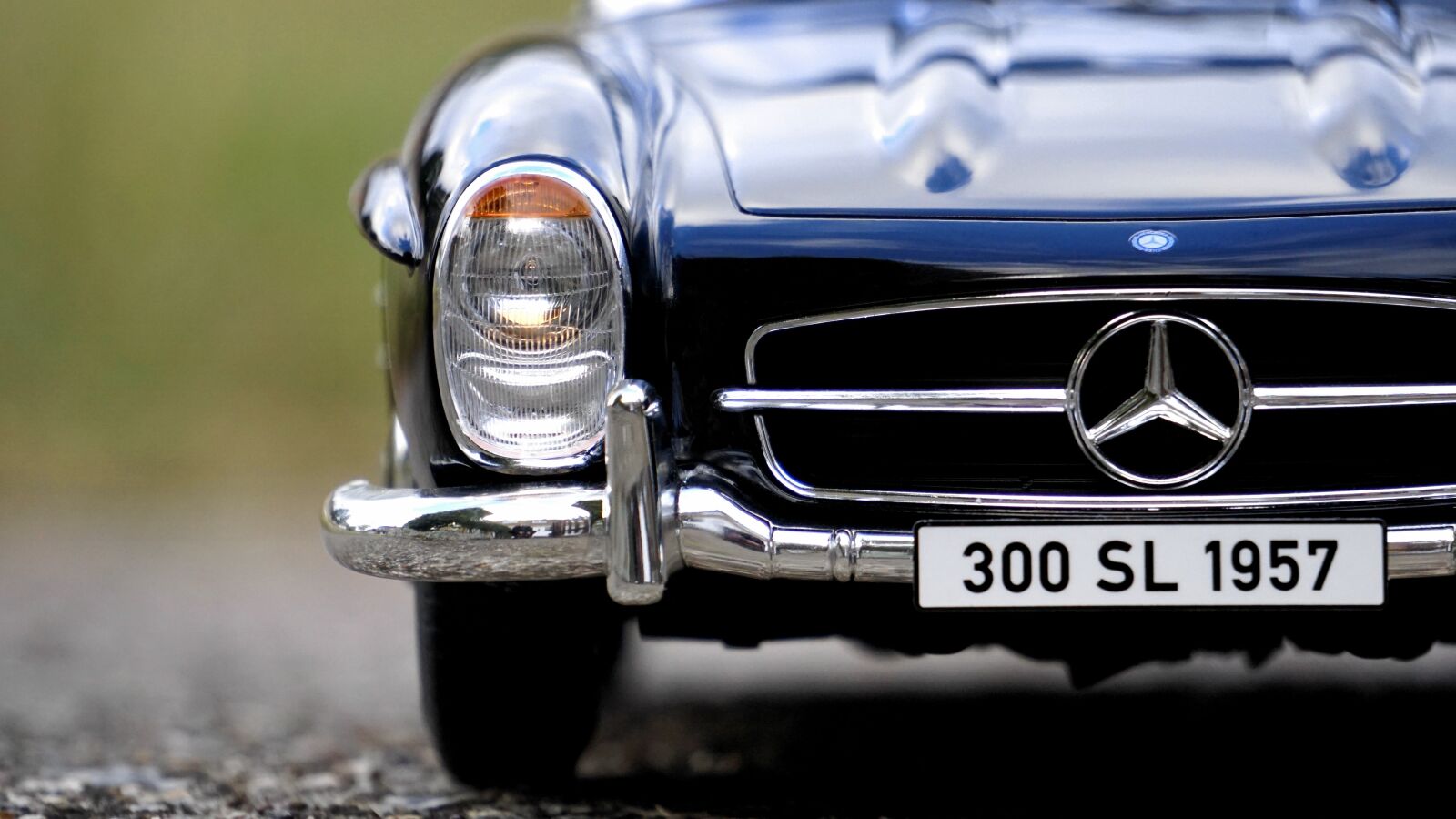 Sony E 55-210mm F4.5-6.3 OSS sample photo. Mercedes, car, auto photography