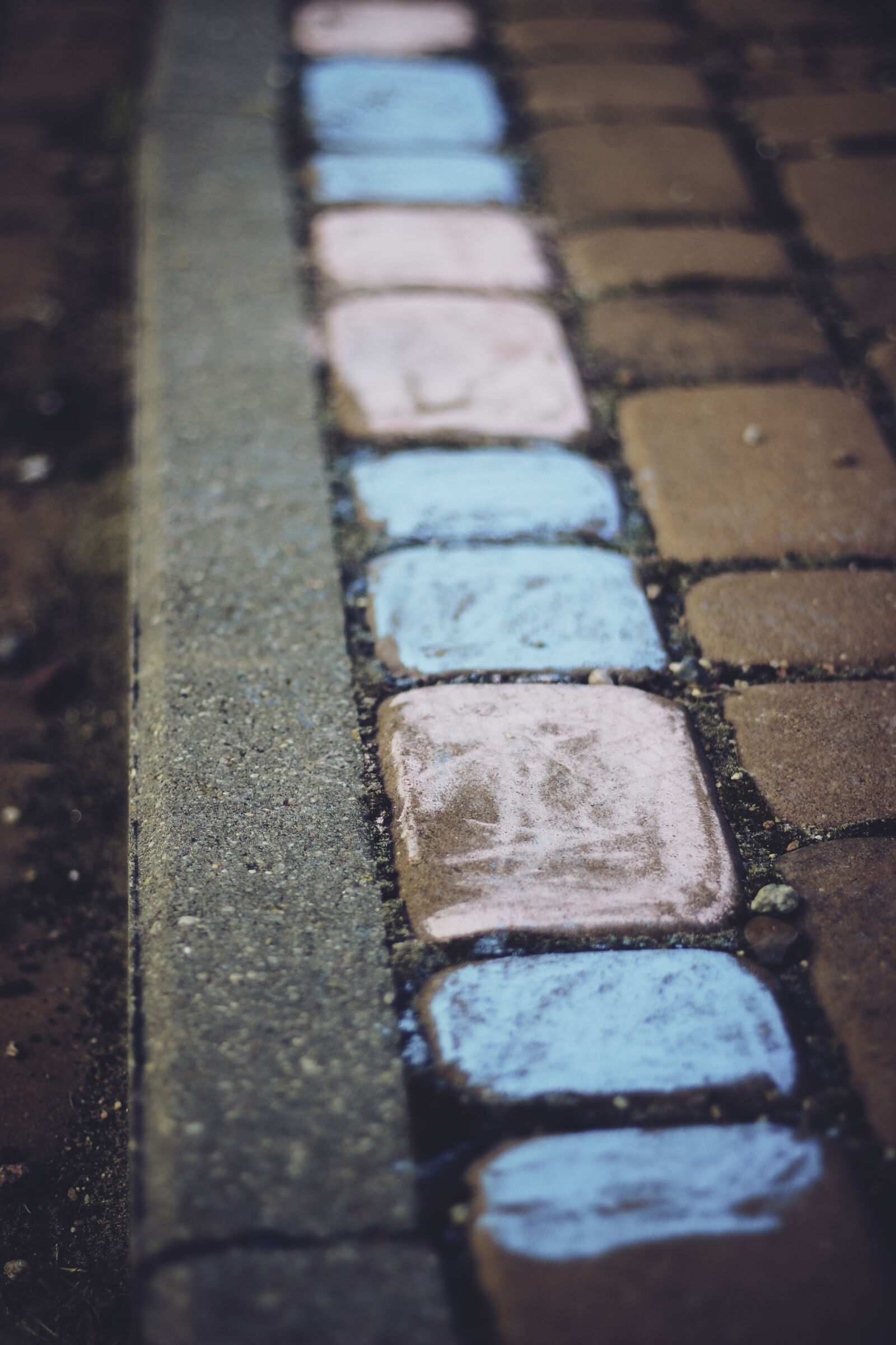 Canon EOS 600D (Rebel EOS T3i / EOS Kiss X5) + Canon EF 50mm F1.8 II sample photo. Colored, bricks photography