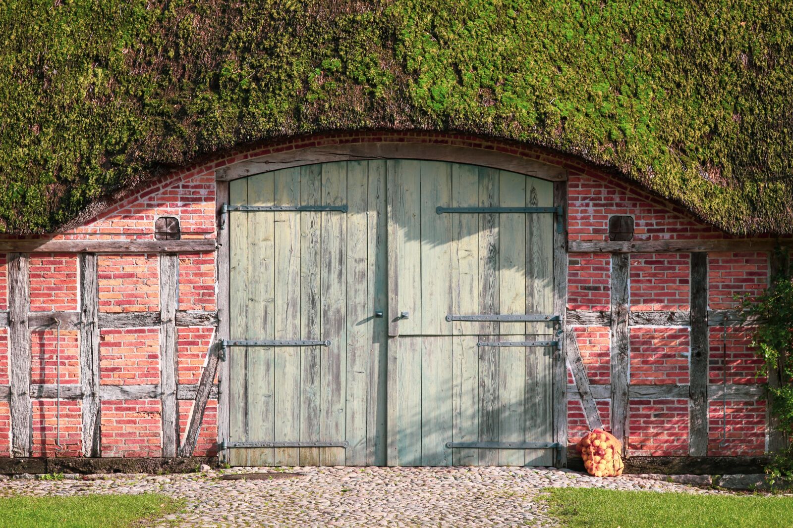 Canon EOS 5D Mark II sample photo. Barn, old, thatched roof photography