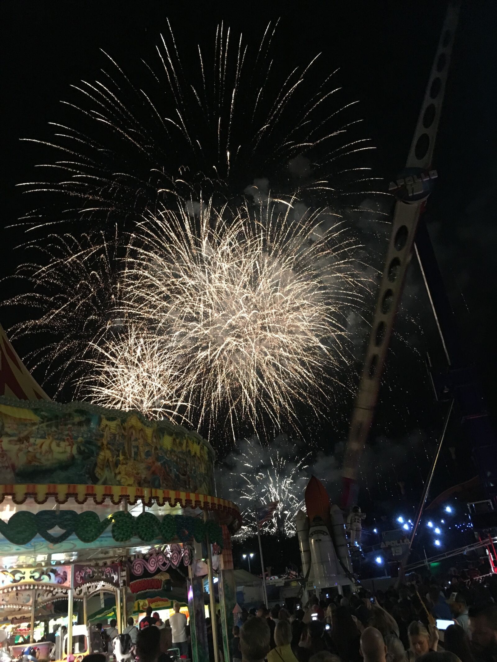 iPhone SE back camera 4.15mm f/2.2 sample photo. Cranger kirmes, fireworks, evening photography