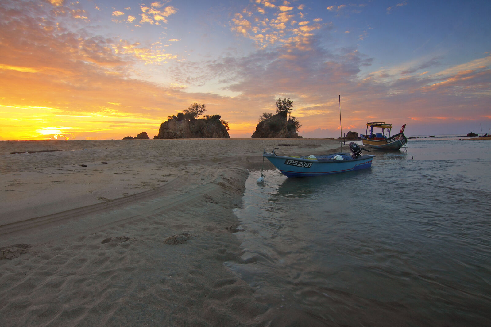 Canon EOS 50D sample photo. Beach, boats, clouds, dawn photography
