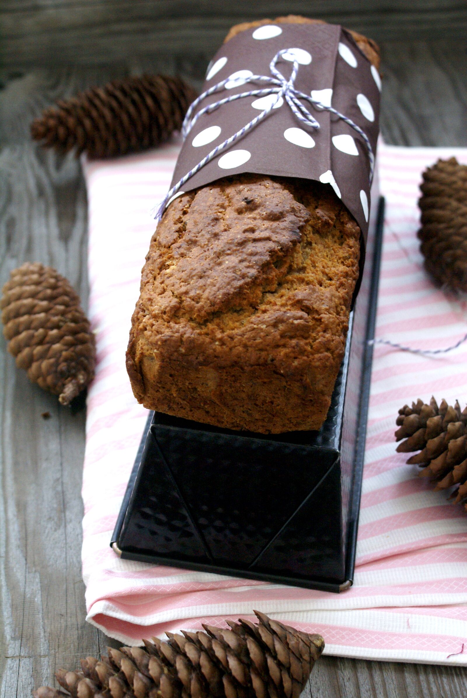 Sony Alpha DSLR-A100 sample photo. Bread, baking, brown photography