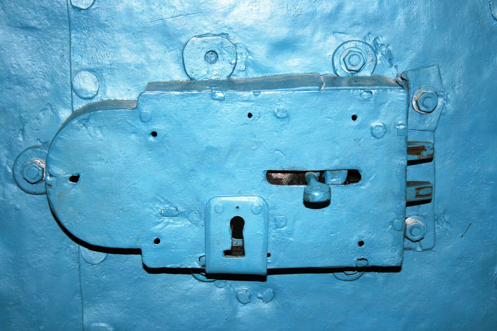 Canon EOS 400D (EOS Digital Rebel XTi / EOS Kiss Digital X) sample photo. Door lock, turquoise, goal photography