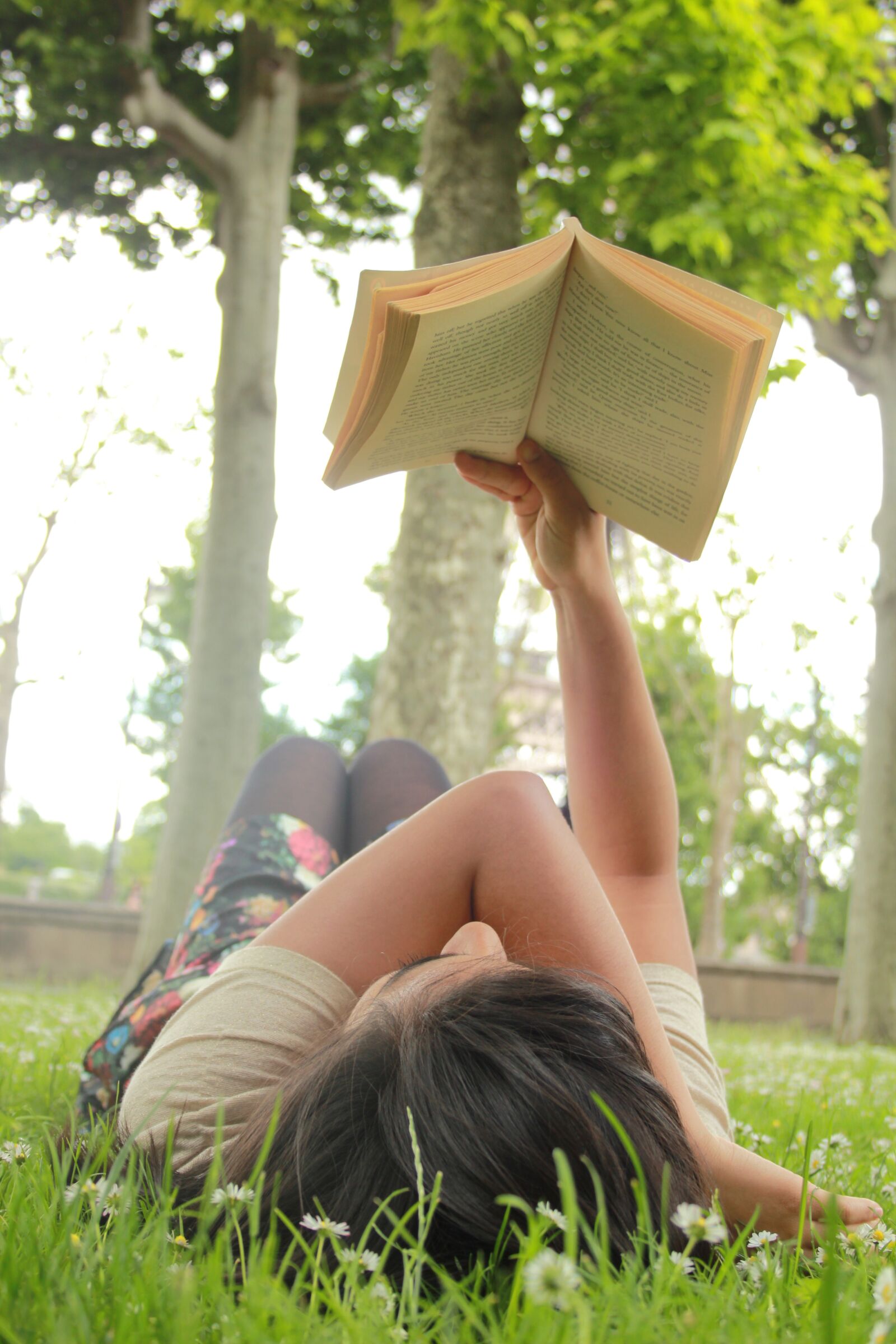 Canon EOS 550D (EOS Rebel T2i / EOS Kiss X4) sample photo. Young woman, lying down photography