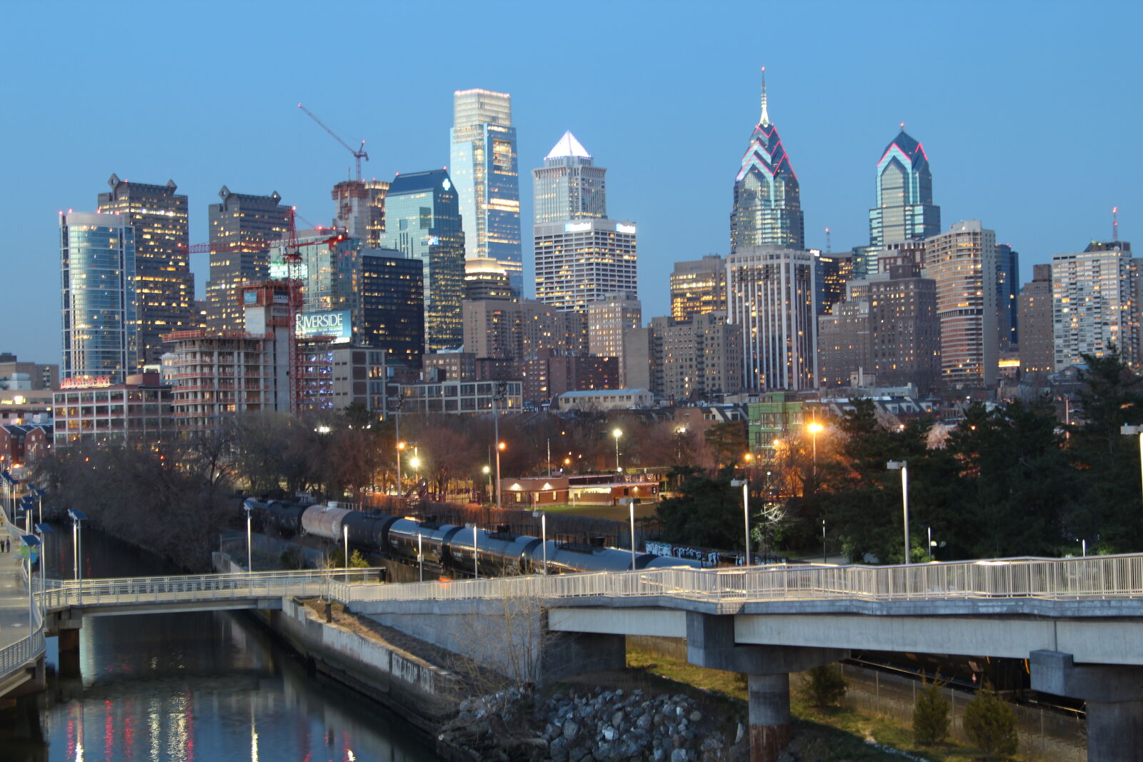Canon EOS 1200D (EOS Rebel T5 / EOS Kiss X70 / EOS Hi) sample photo. Bridge, city, evening, philadelphia photography