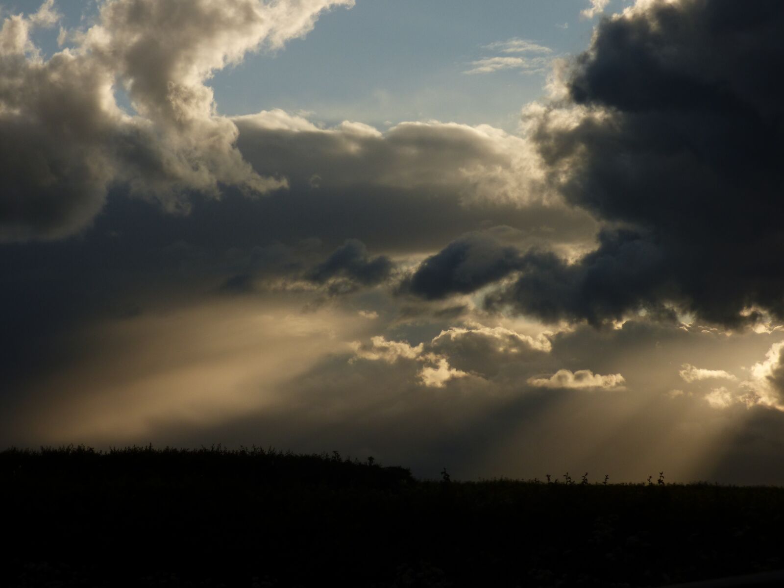 Panasonic DMC-FZ72 sample photo. Sunbeams, clouds, evening light photography