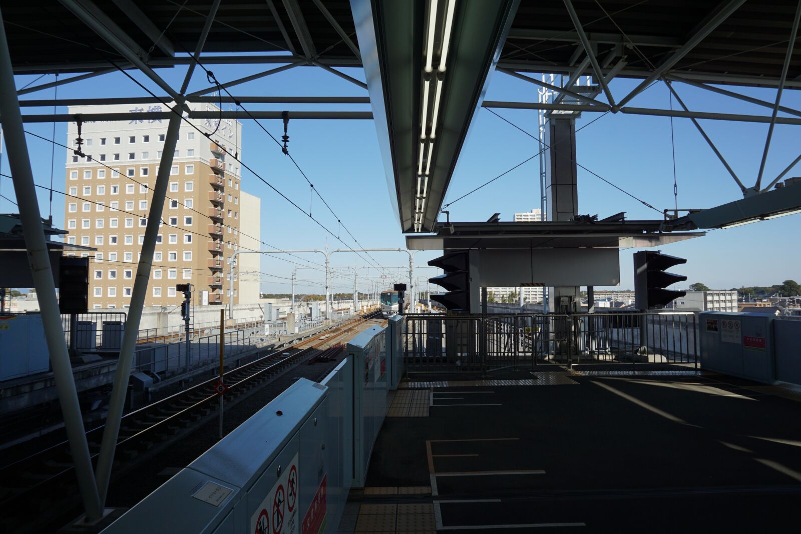 Sony a5100 + Sony E 16-50mm F3.5-5.6 PZ OSS sample photo. Train, station, japan photography
