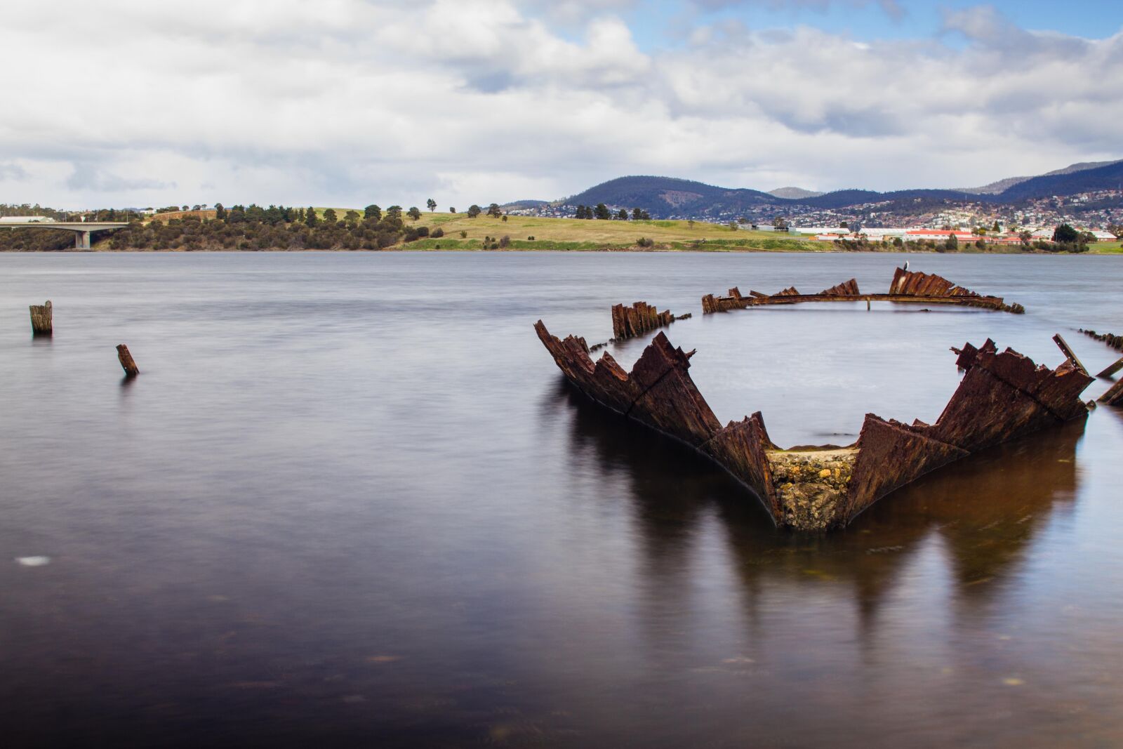 Canon EOS 550D (EOS Rebel T2i / EOS Kiss X4) sample photo. Shipwreck, water, river photography