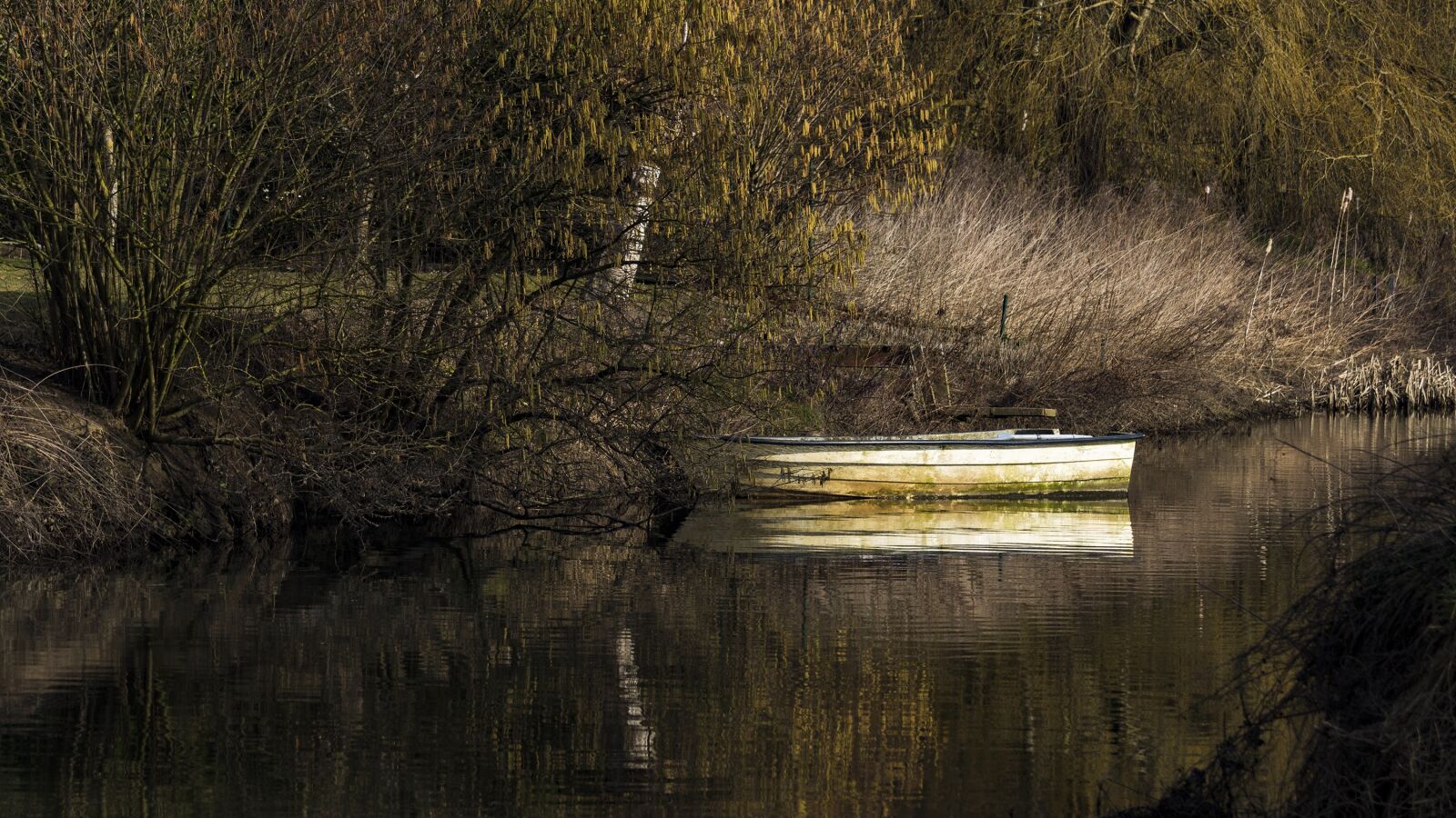 Canon EF-S 55-250mm F4-5.6 IS STM sample photo. Boat, water, channel photography