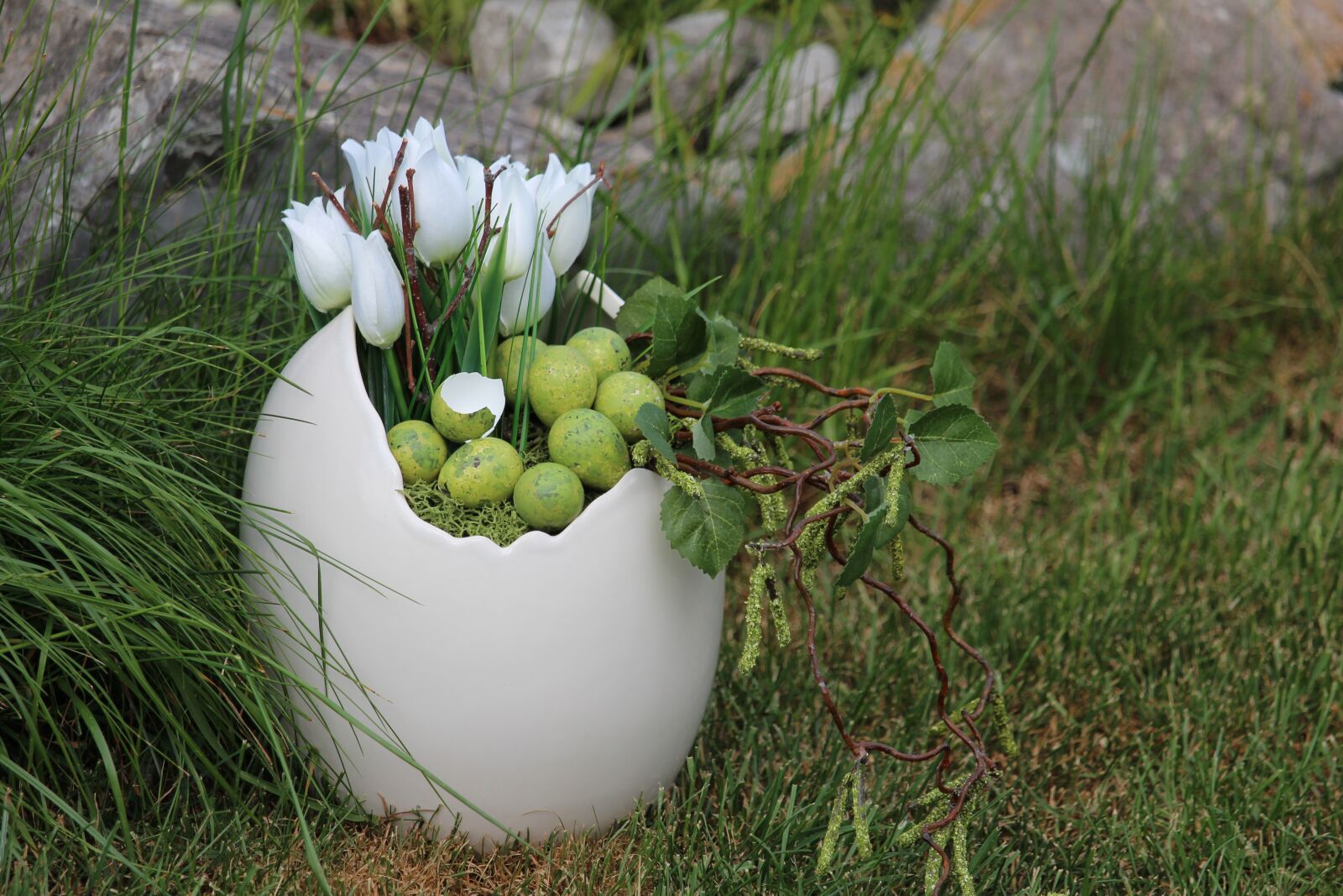Canon EOS 1200D (EOS Rebel T5 / EOS Kiss X70 / EOS Hi) sample photo. Easter, egg shells, bird photography