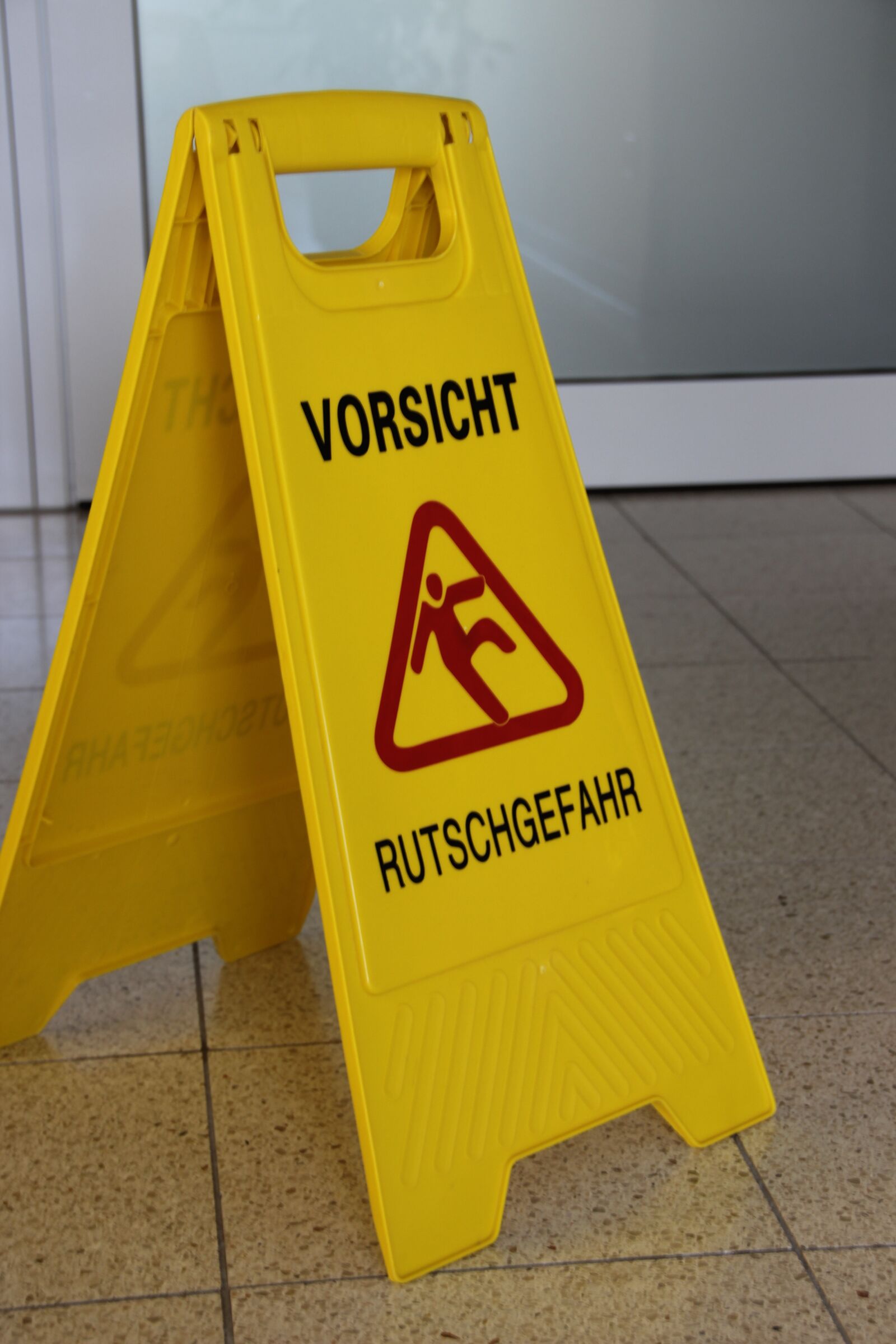 Canon EOS 600D (Rebel EOS T3i / EOS Kiss X5) sample photo. Sign, risk of slipping photography