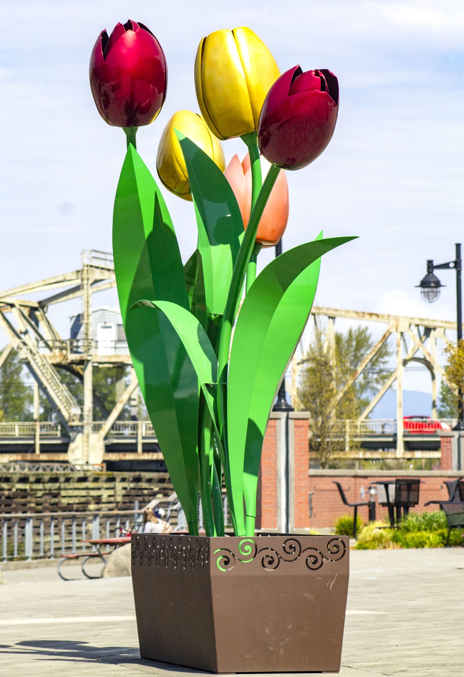 Canon EOS 1100D (EOS Rebel T3 / EOS Kiss X50) + Canon EF75-300mm f/4-5.6 sample photo. Statue, tulips, flowers photography