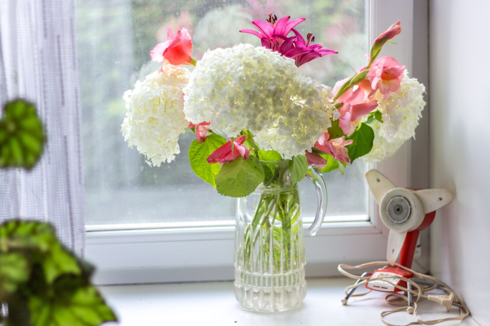 Canon EOS 100D (EOS Rebel SL1 / EOS Kiss X7) + Canon EF 50mm F1.8 II sample photo. Flowers, home, bouquet photography