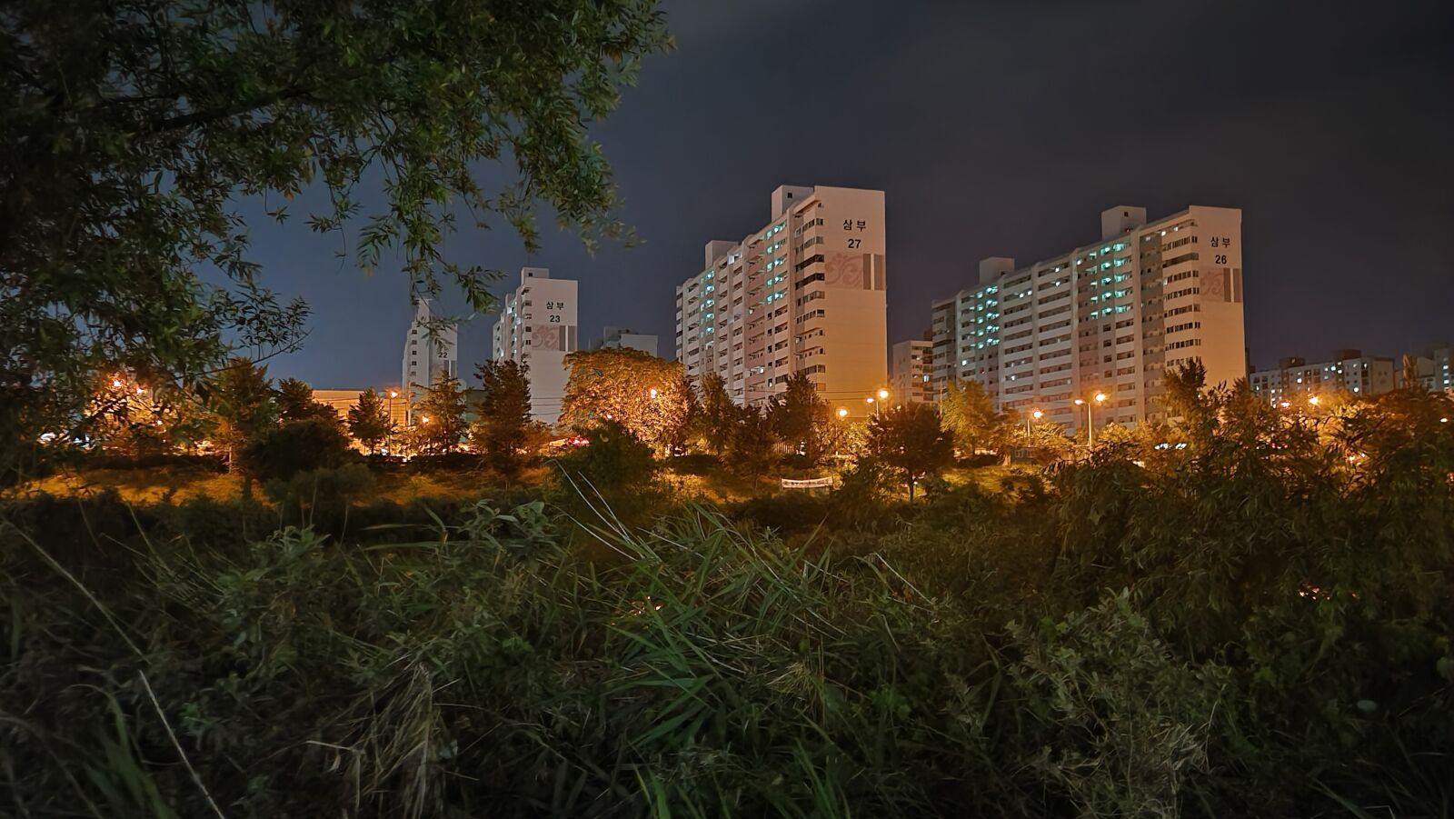 Samsung SM-G988N sample photo. Apartment night view, walk photography