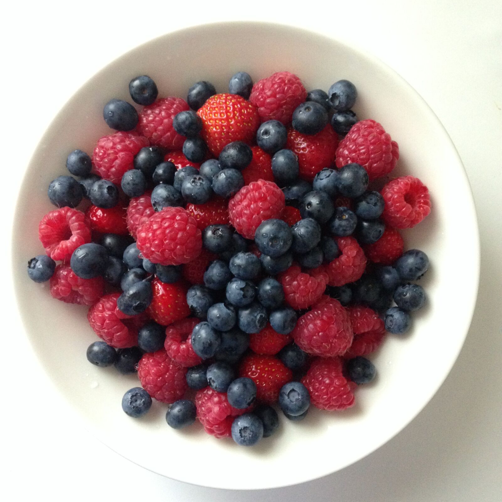 iPhone 5 back camera 4.12mm f/2.4 sample photo. Berries, blueberries, strawberry photography