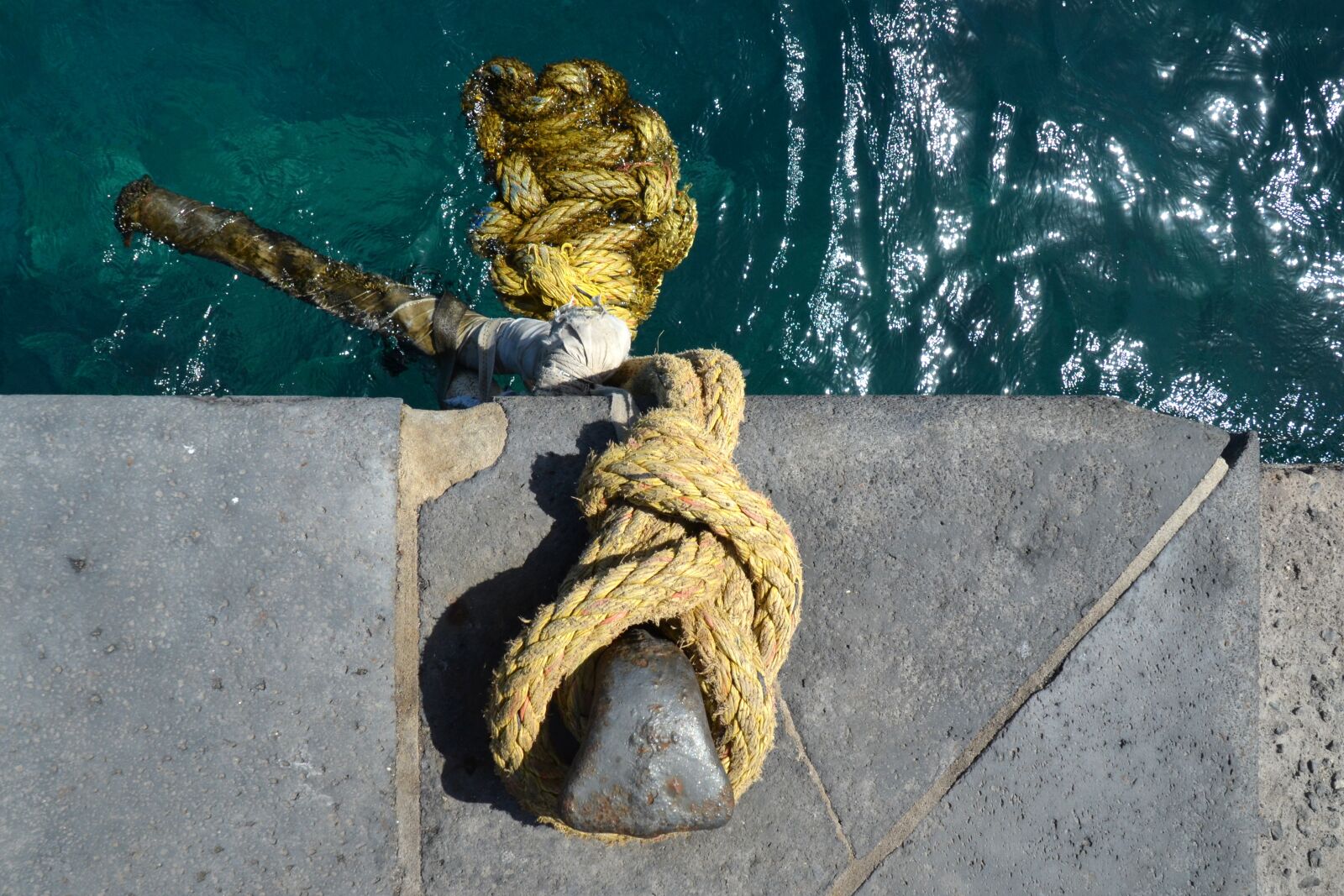 Nikon D5100 sample photo. Dew, bollard, rope photography