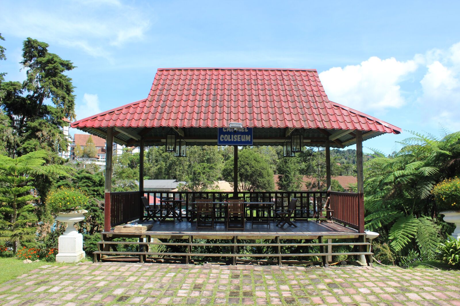 Canon EF-S 18-55mm F3.5-5.6 IS sample photo. Garden hut, garden, gazebo photography