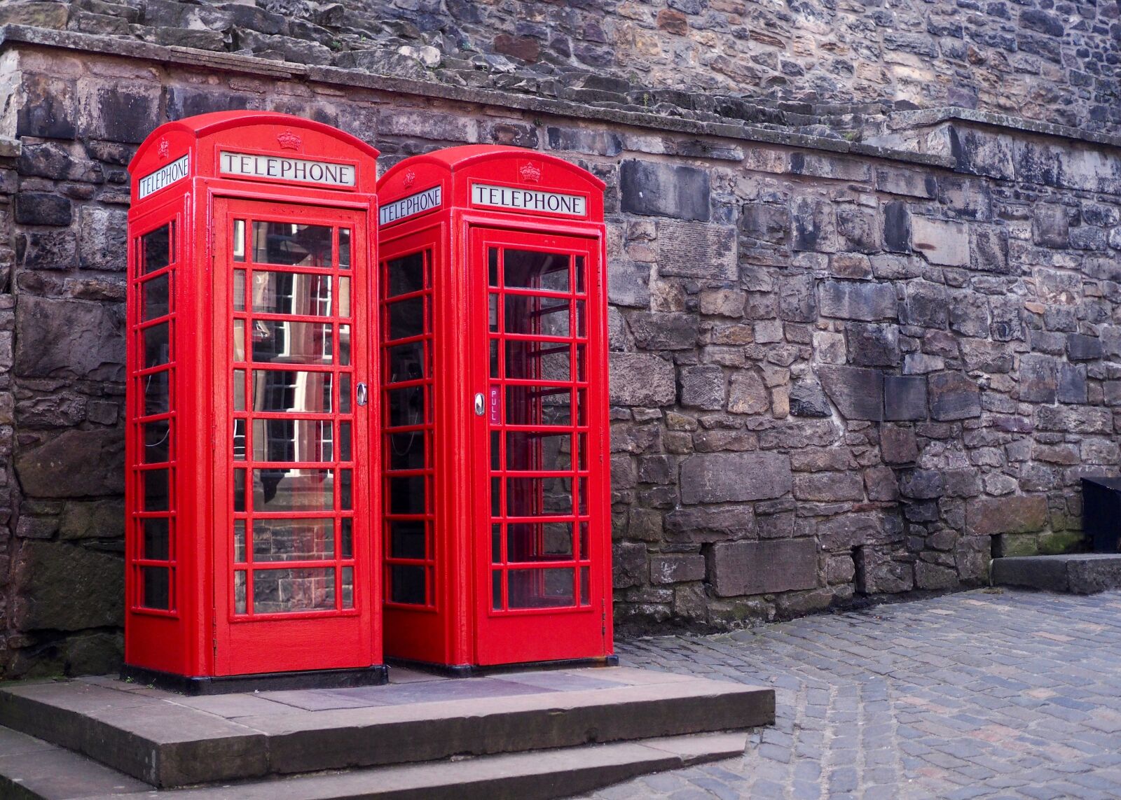 Olympus OM-D E-M10 + Olympus M.Zuiko Digital 25mm F1.8 sample photo. United kingdom, telephone box photography