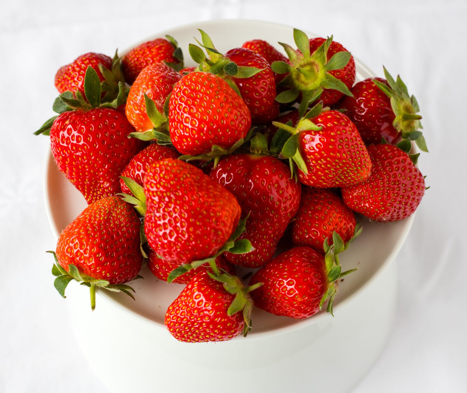 Canon EOS 6D Mark II sample photo. Fruit, strawberries, eat photography