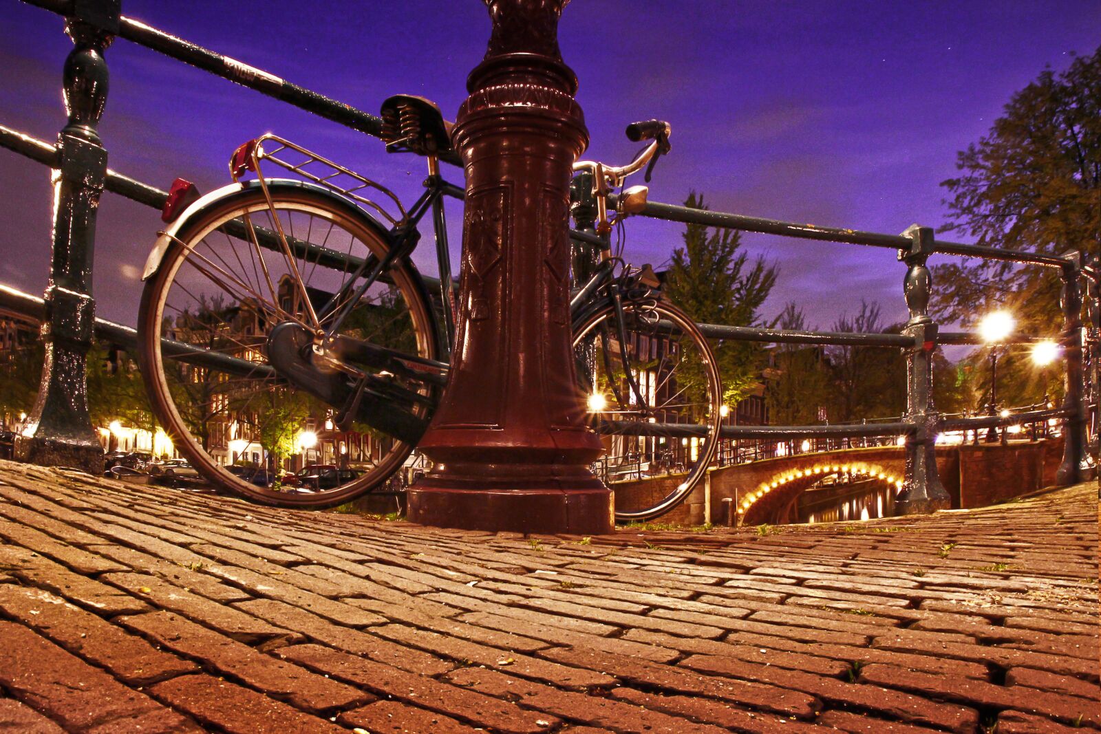 Canon EOS 550D (EOS Rebel T2i / EOS Kiss X4) sample photo. Bike, city, night photography