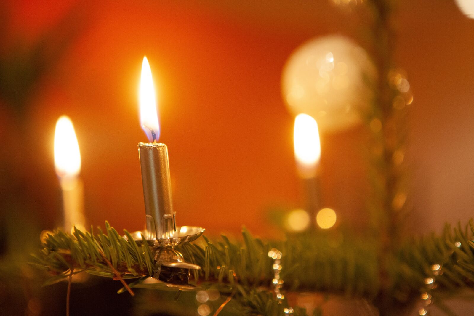 Canon EOS 5D Mark II sample photo. Christmas, candle, heat photography