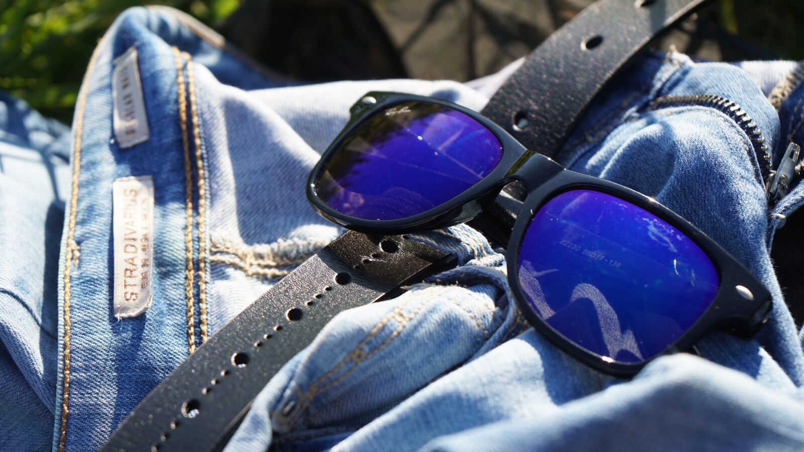 Sony Vario-Tessar T* E 16-70mm F4 ZA OSS sample photo. Glasses, belt, jeans photography