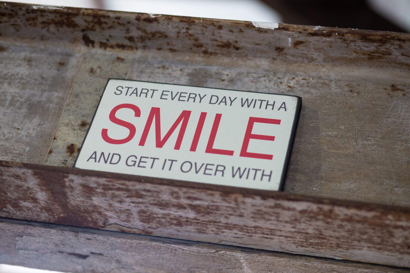 Canon EF 85mm F1.8 USM sample photo. Smile, sign, metal photography