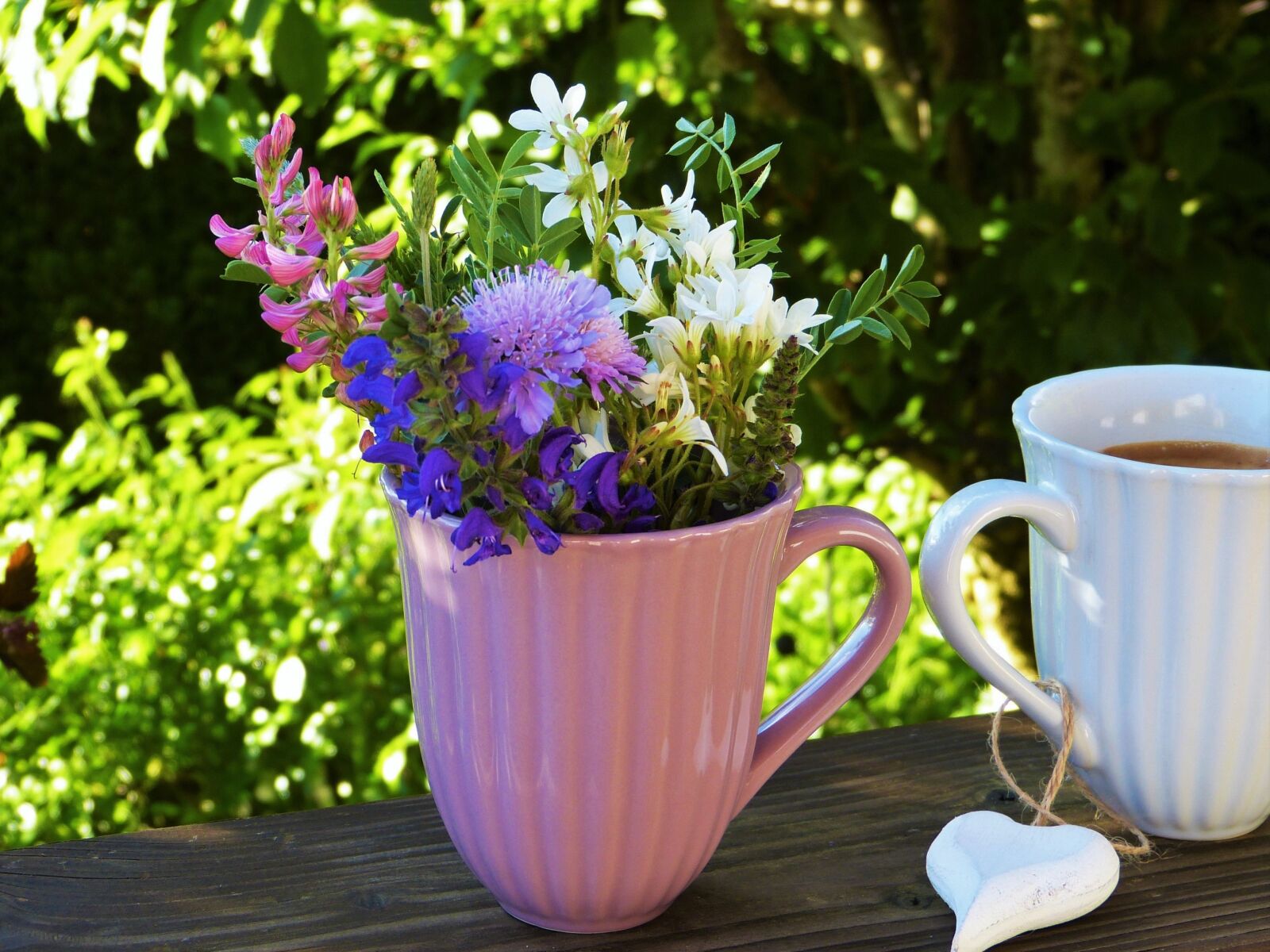 Panasonic Lumix DMC-FZ150 sample photo. Flowers, cup, coffee photography