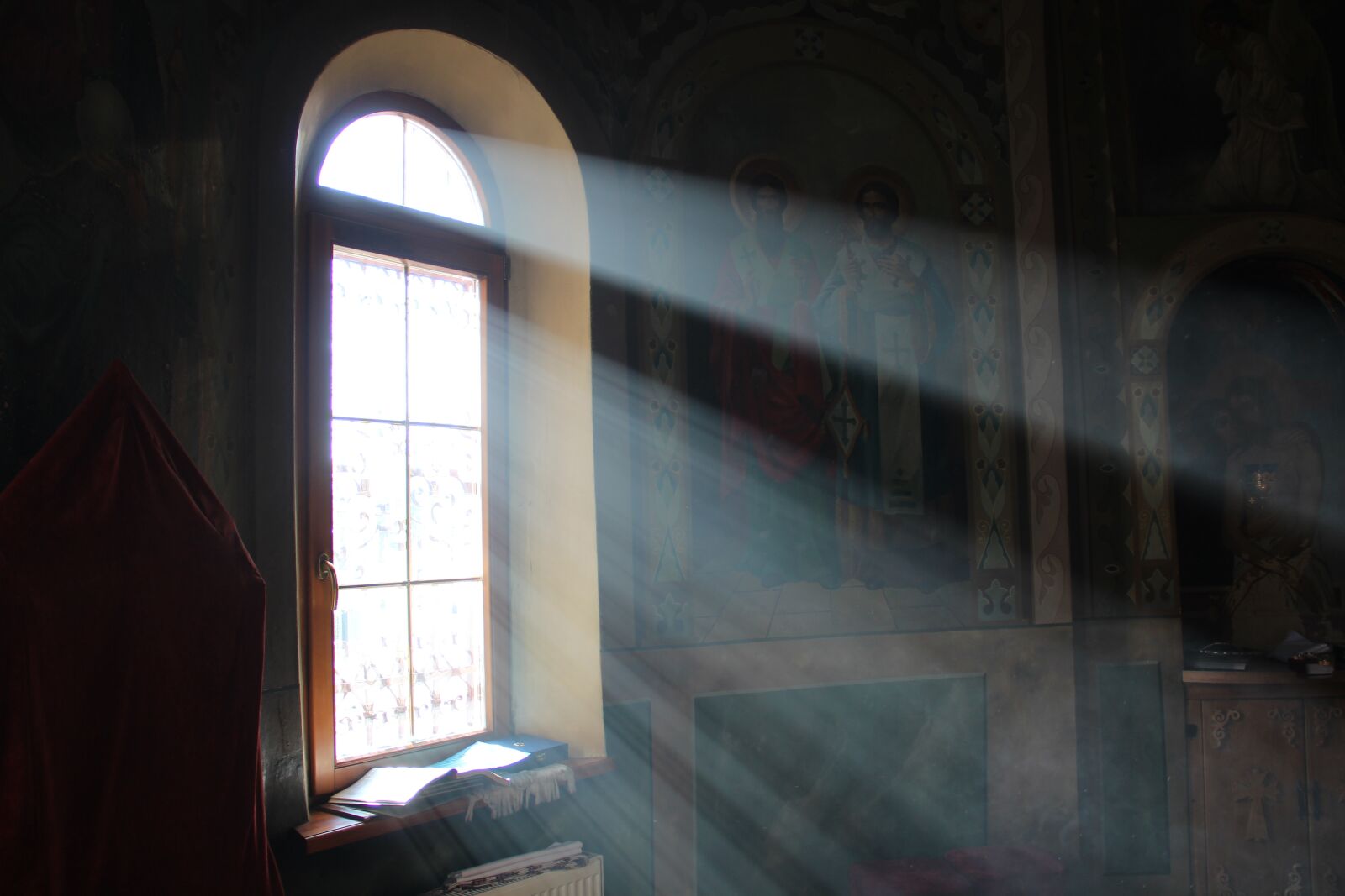 Canon EOS 600D (Rebel EOS T3i / EOS Kiss X5) sample photo. Light, window, temple photography