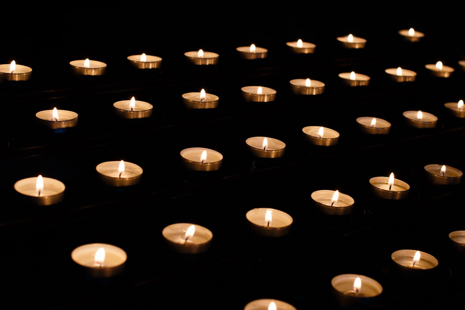Canon EOS 100D (EOS Rebel SL1 / EOS Kiss X7) sample photo. Candle, memory, requiem photography