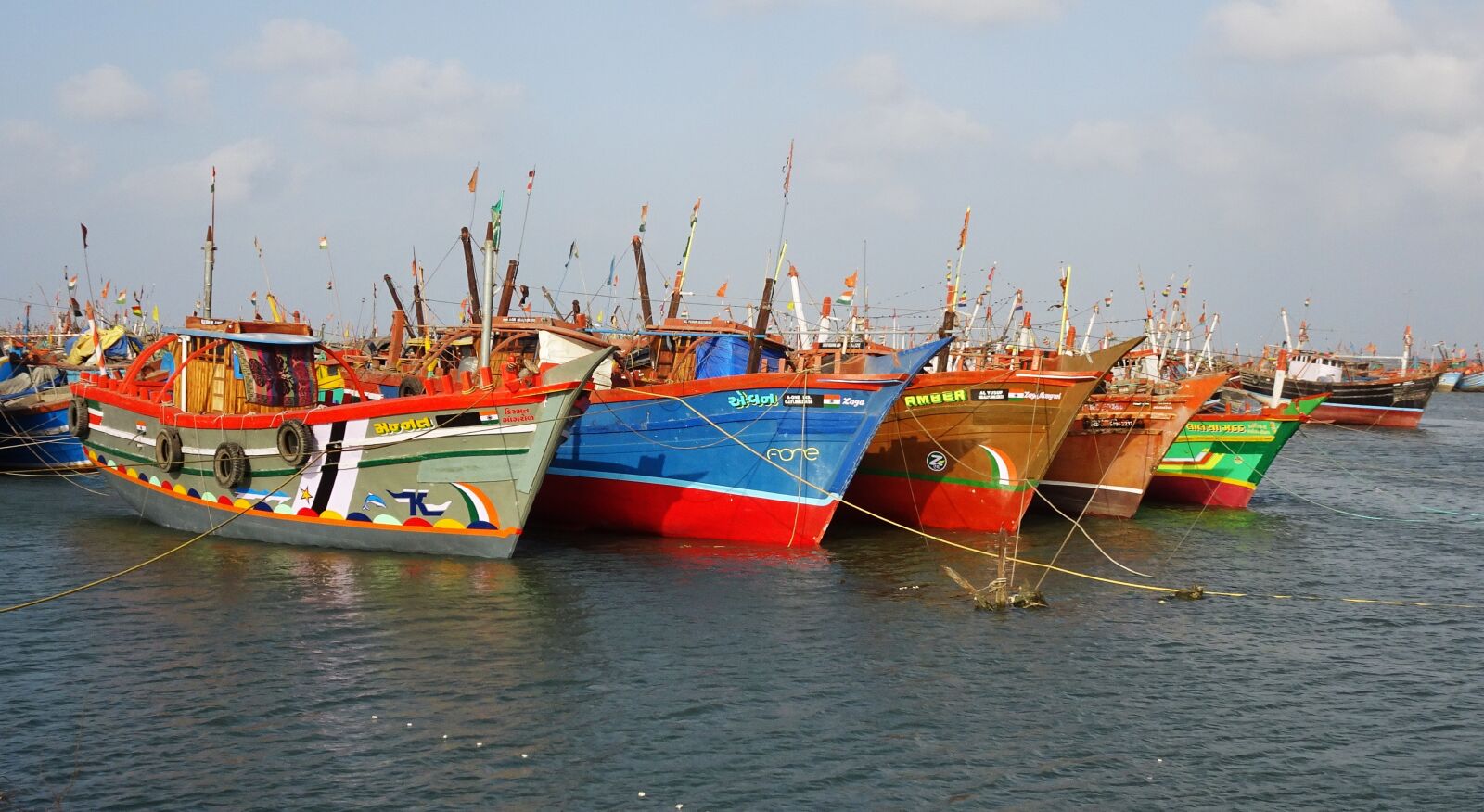 Sony Cyber-shot DSC-HX90V sample photo. Boats, fishing, anchored photography