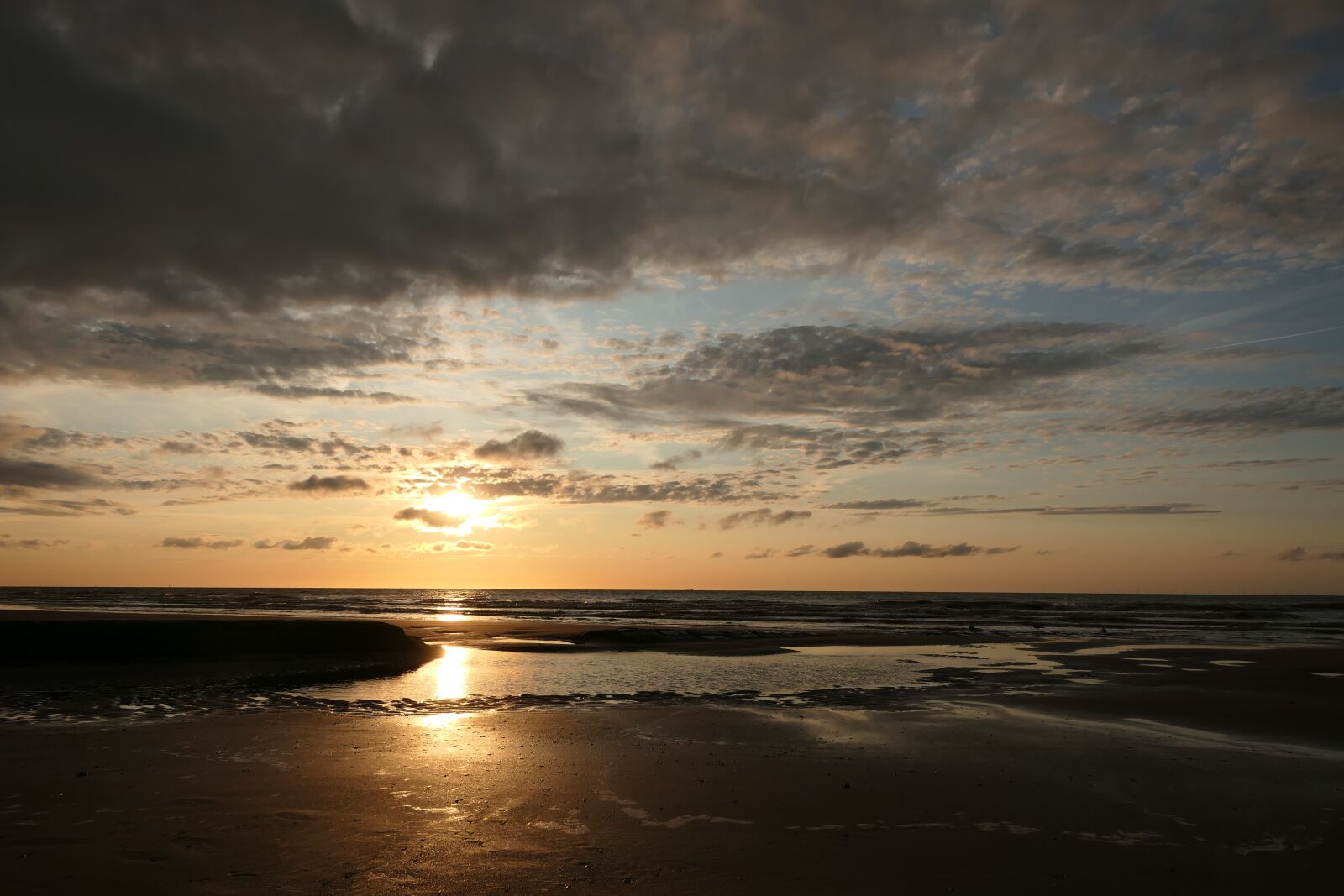 Panasonic Lumix DMC-FZ2500 (Lumix DMC-FZ2000) sample photo. Sunset, beach, sea photography