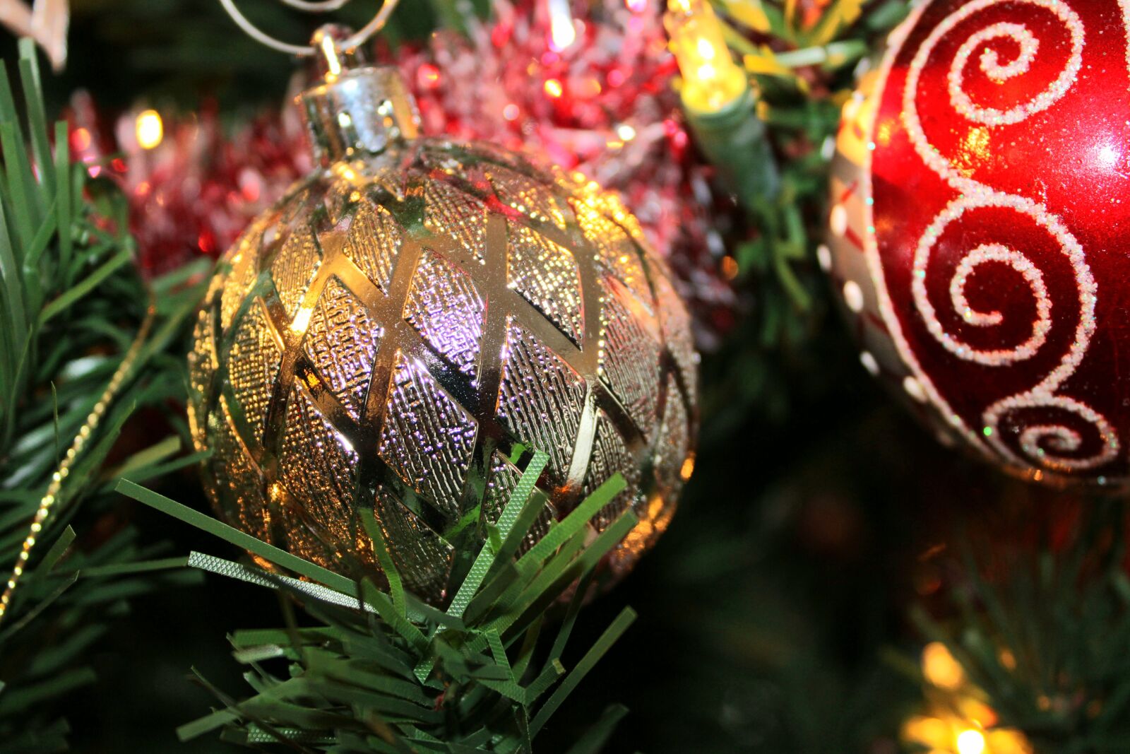 Canon EOS 2000D (EOS Rebel T7 / EOS Kiss X90 / EOS 1500D) sample photo. Gold, christmas, tree photography