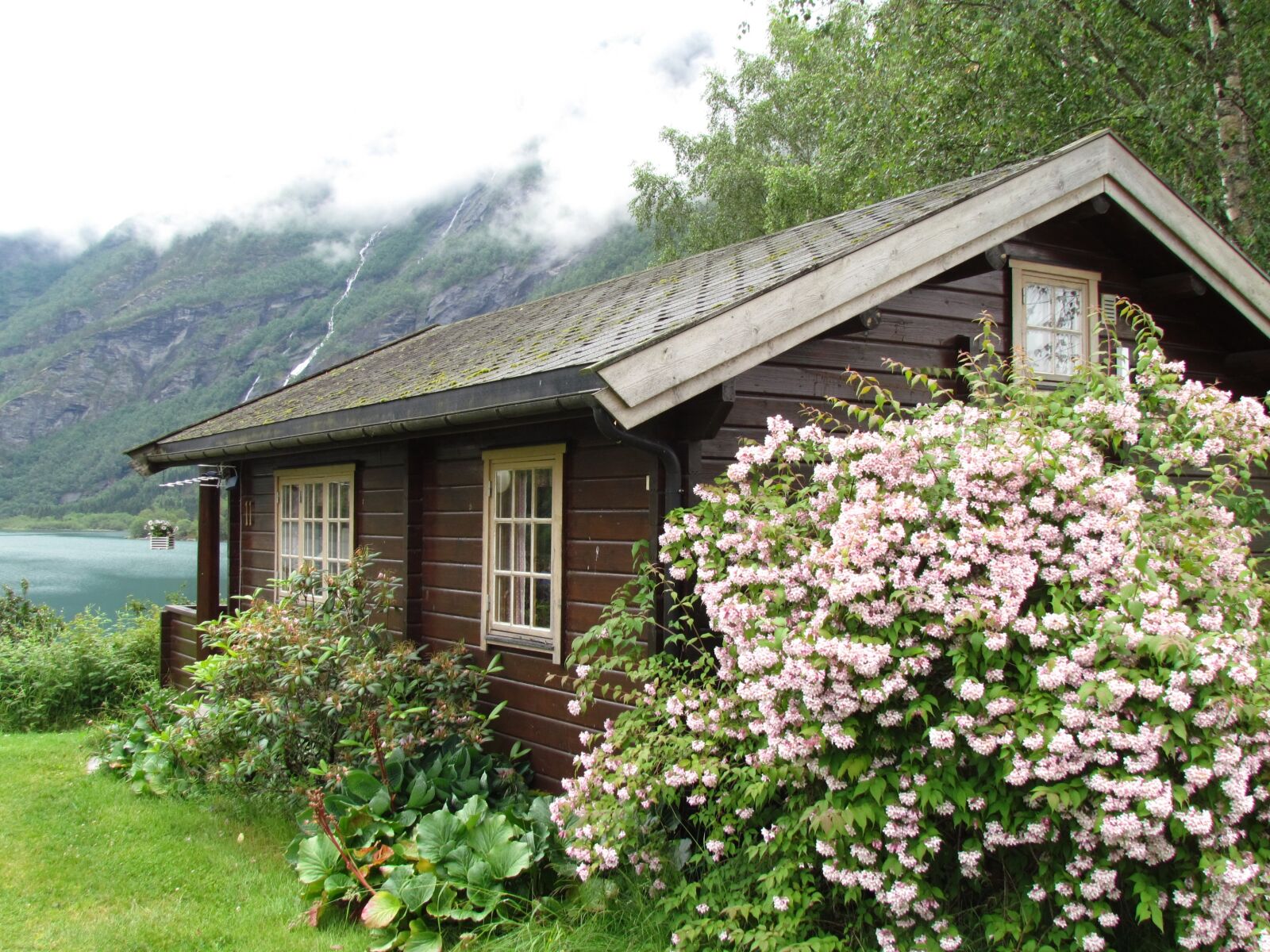 Canon PowerShot SX30 IS sample photo. Cottage, waterfall, lake photography