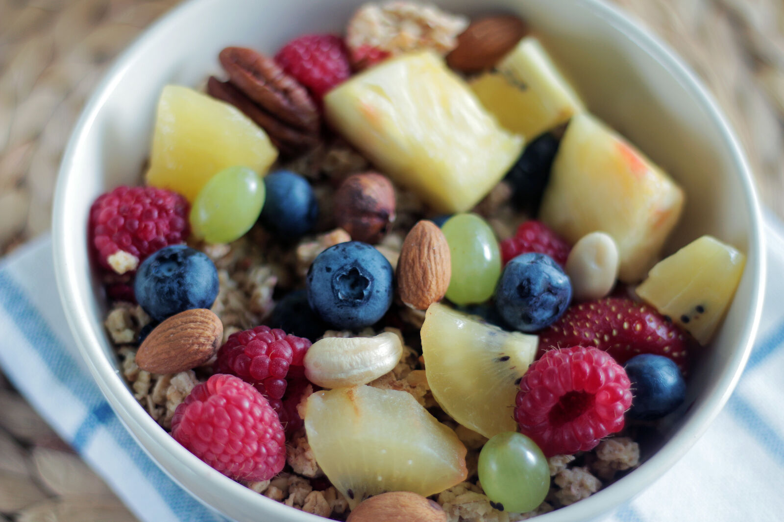 Canon EOS 70D + Canon EF 50mm F1.8 II sample photo. Blueberries, breakfast, fruits, grapes photography