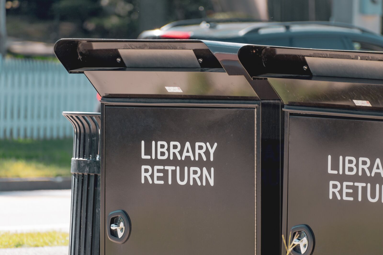 Nikon D5600 sample photo. Library, return, books photography