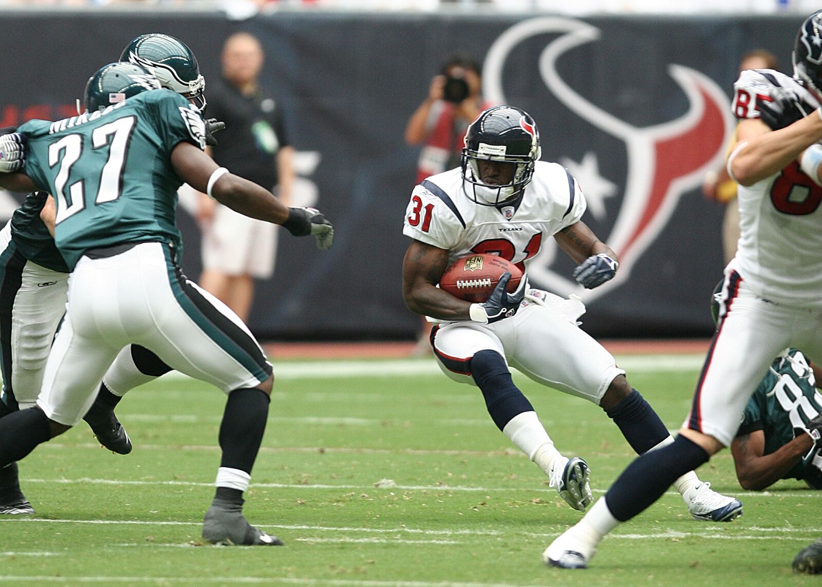 Canon EOS 20D sample photo. Football, running back, professional photography