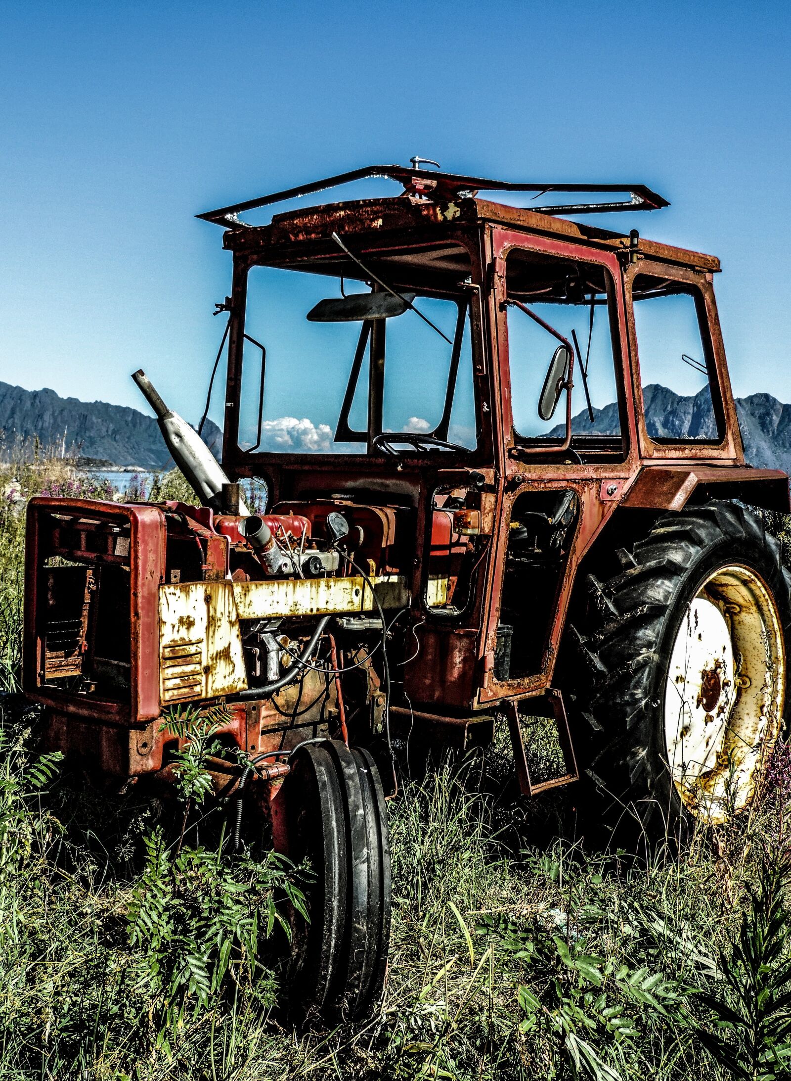 Nikon Coolpix P520 sample photo. Tractor, wreck, old photography