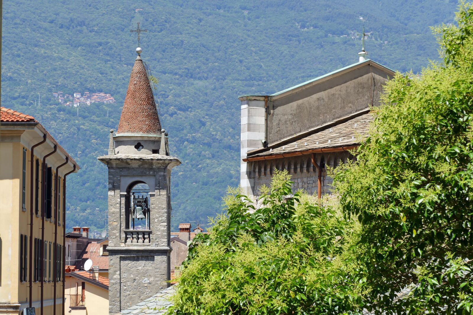Panasonic Lumix DMC-FZ1000 sample photo. Italy, church, tower photography