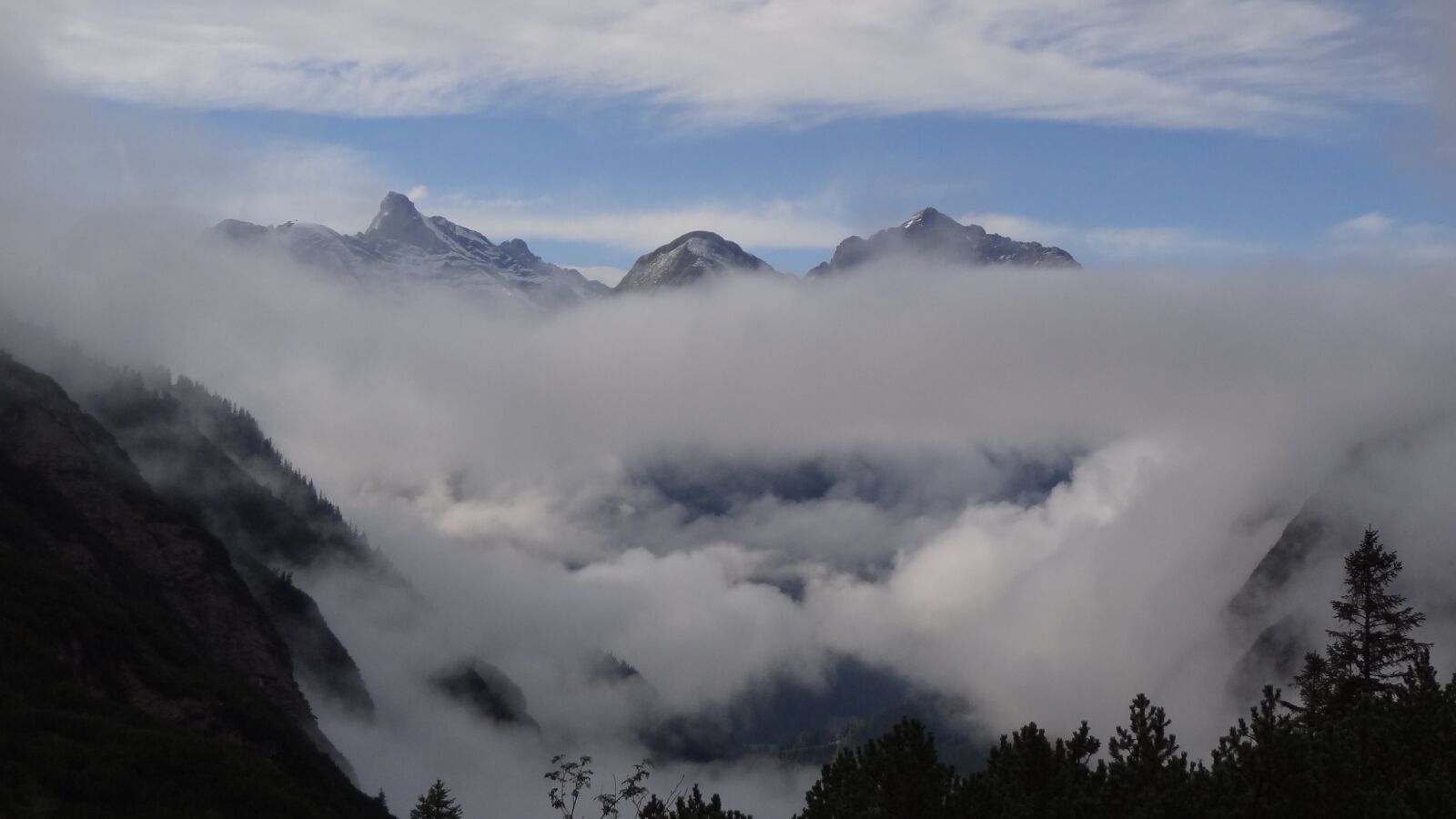 Sony Cyber-shot DSC-HX7V sample photo. Alps, mountains, clouds photography