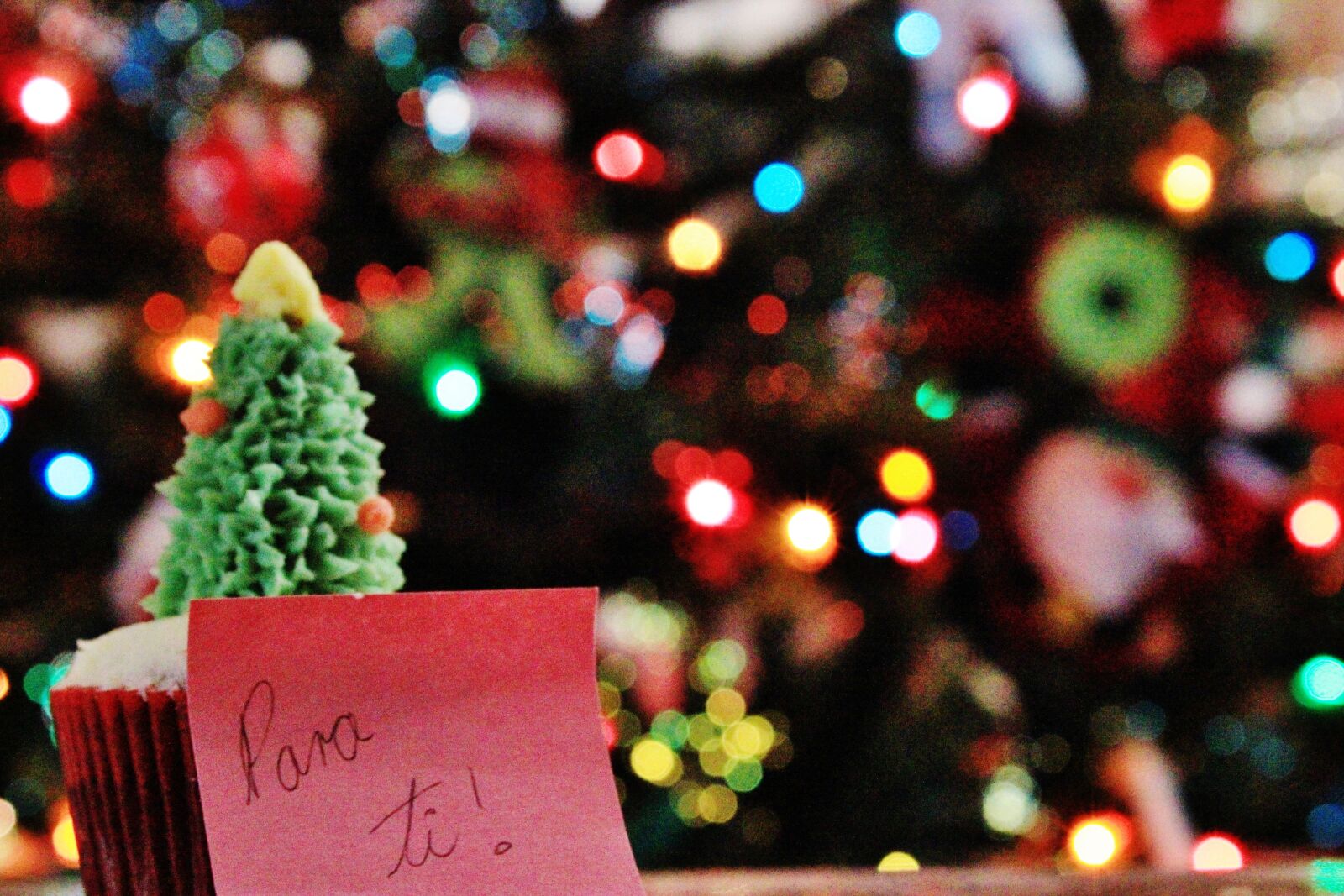 Canon EOS 600D (Rebel EOS T3i / EOS Kiss X5) sample photo. Christmas, christmas, tree, cupcake photography