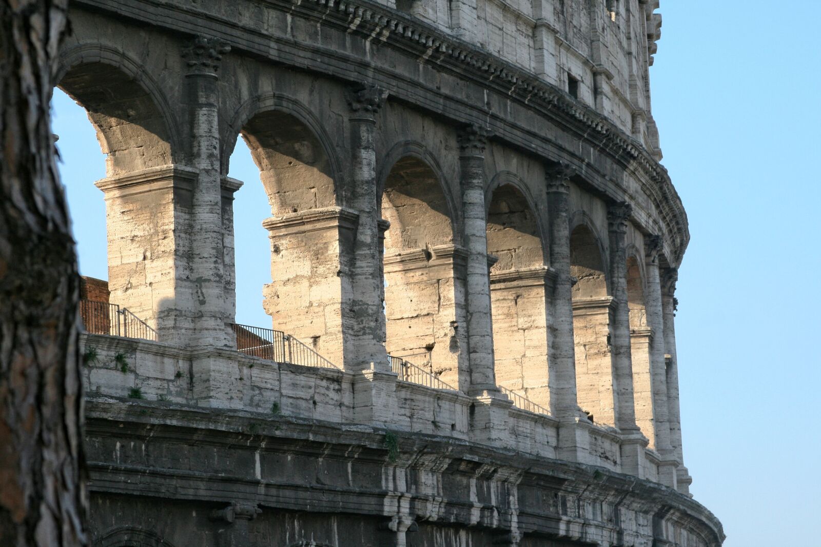Canon EOS 400D (EOS Digital Rebel XTi / EOS Kiss Digital X) sample photo. Italy, rome, coliseum photography