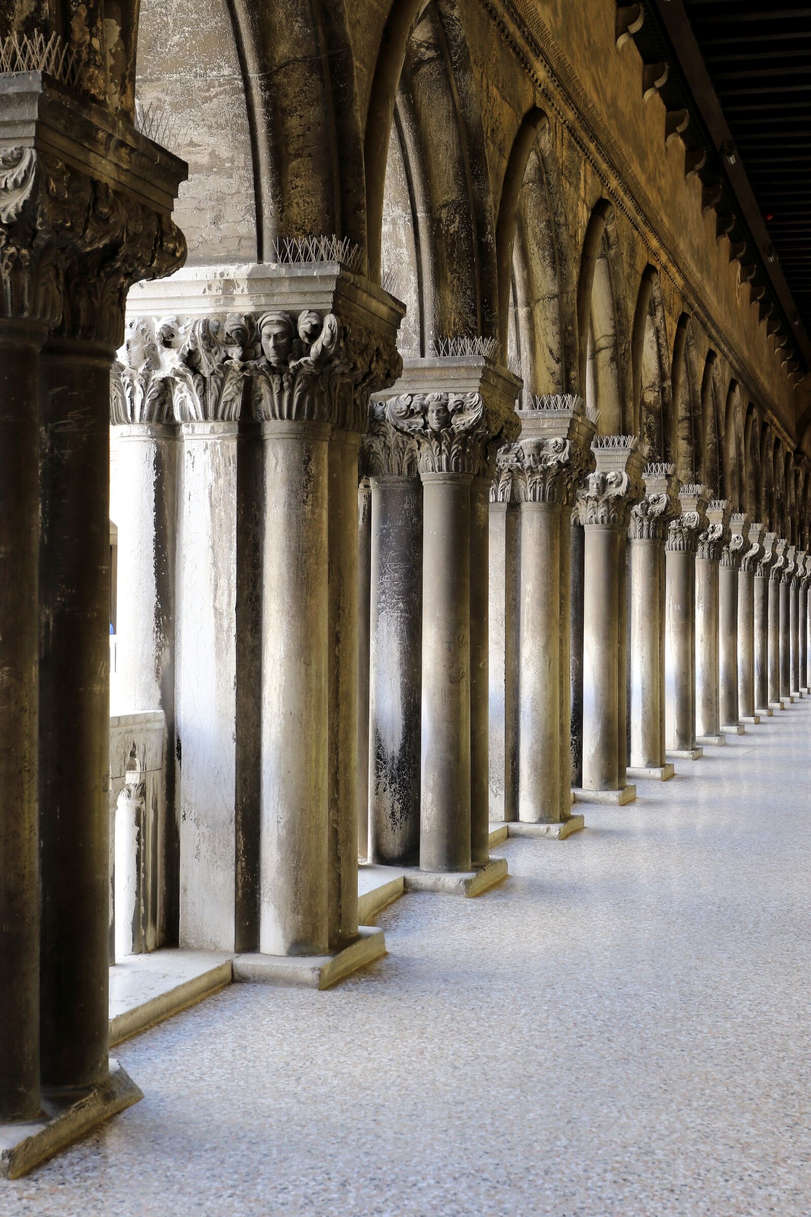 Canon EF 16-35mm F4L IS USM sample photo. Corridor, columns, particular photography