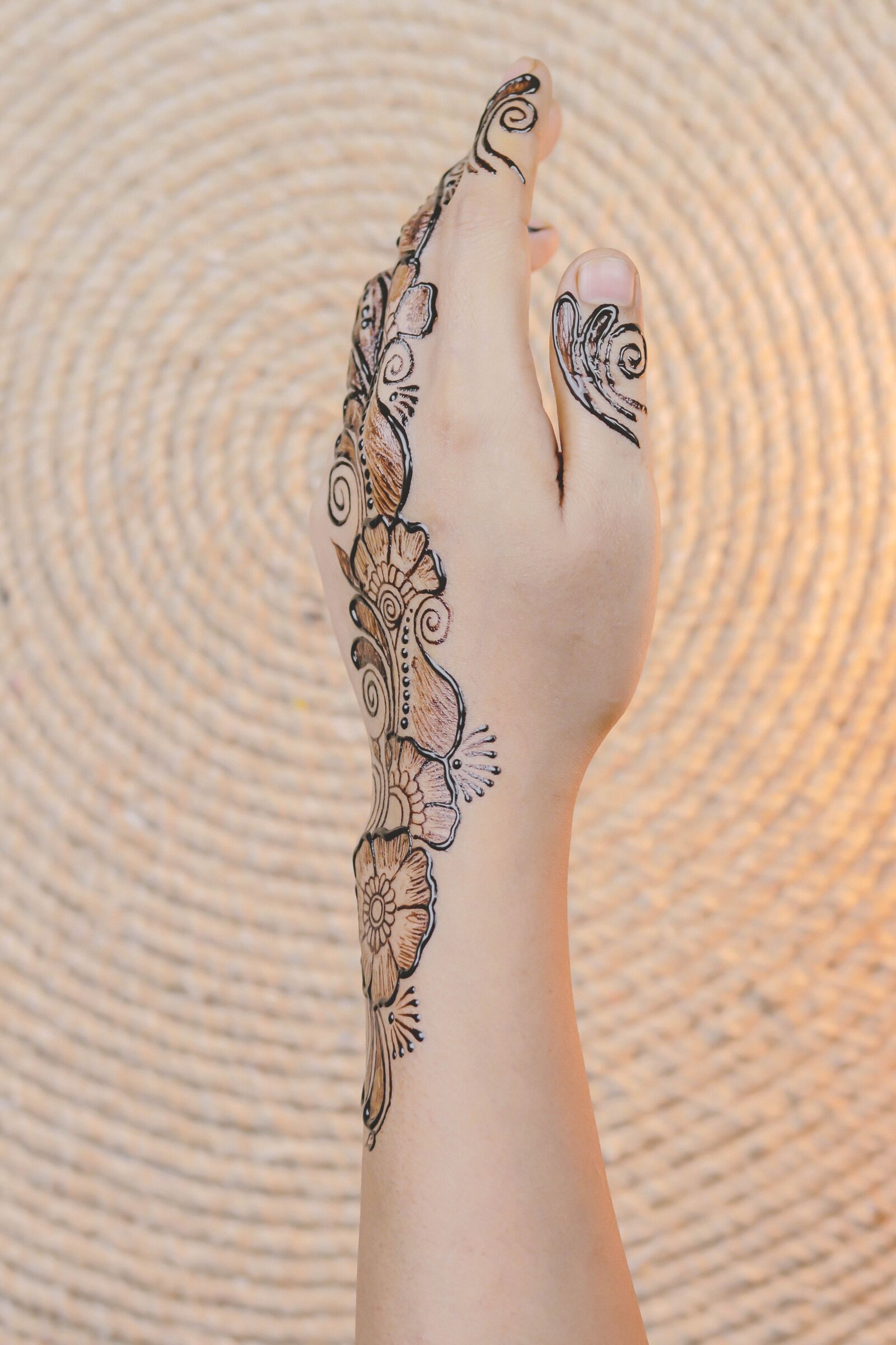 Canon EOS 80D + Canon EF 50mm F1.8 STM sample photo. Henna, hands, mehendi photography