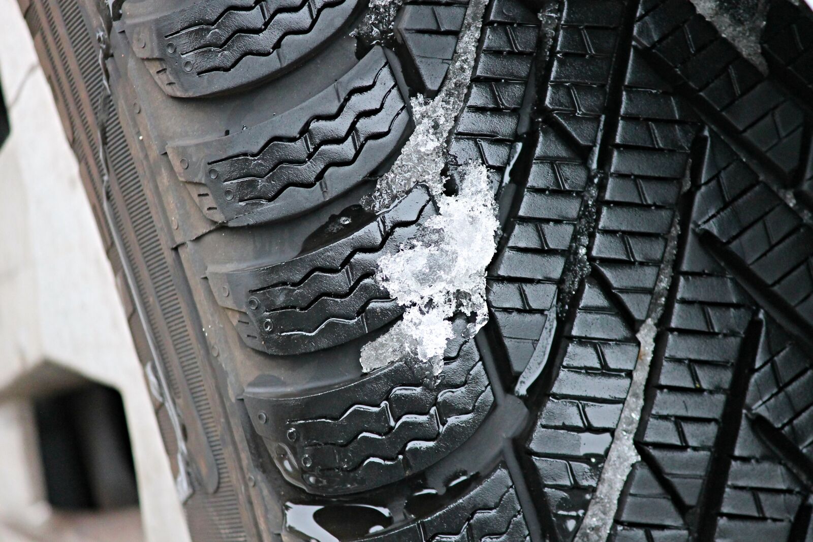 Canon EOS 1100D (EOS Rebel T3 / EOS Kiss X50) sample photo. Winter tires, mature, auto photography