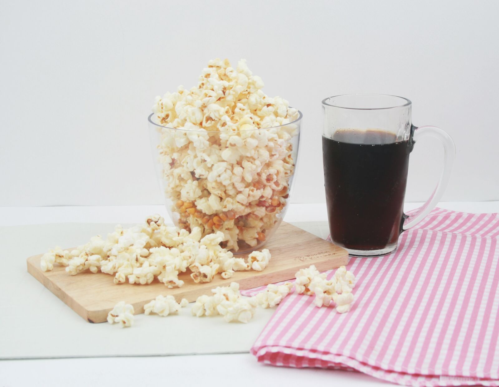 Canon EOS 400D (EOS Digital Rebel XTi / EOS Kiss Digital X) sample photo. Snack, popcorn, cola photography